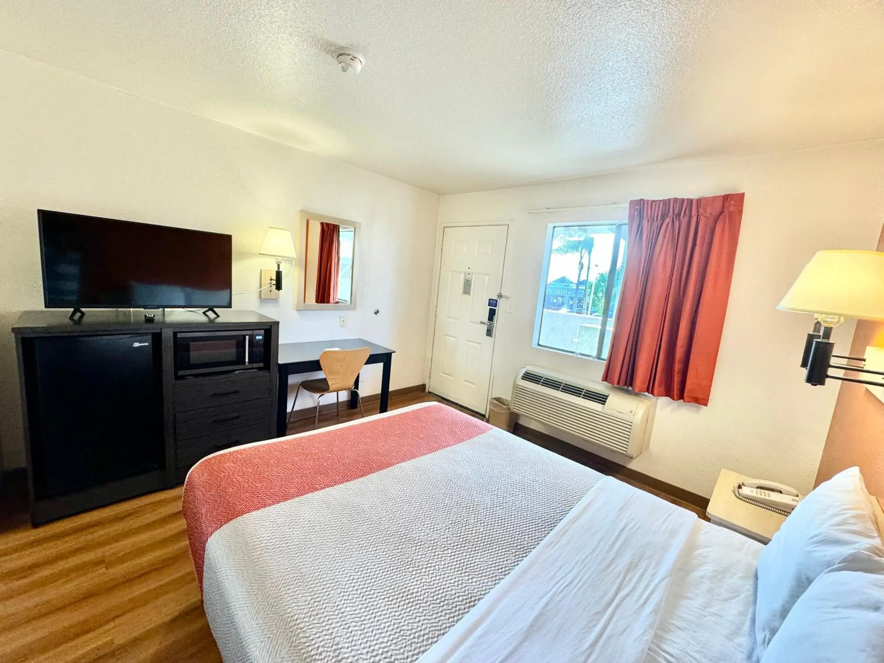 Bedroom, Bed in Studio 6 Bellflower CA Los Angeles Bedroom, Bed in Studio 6 Bellflower CA Los Angeles