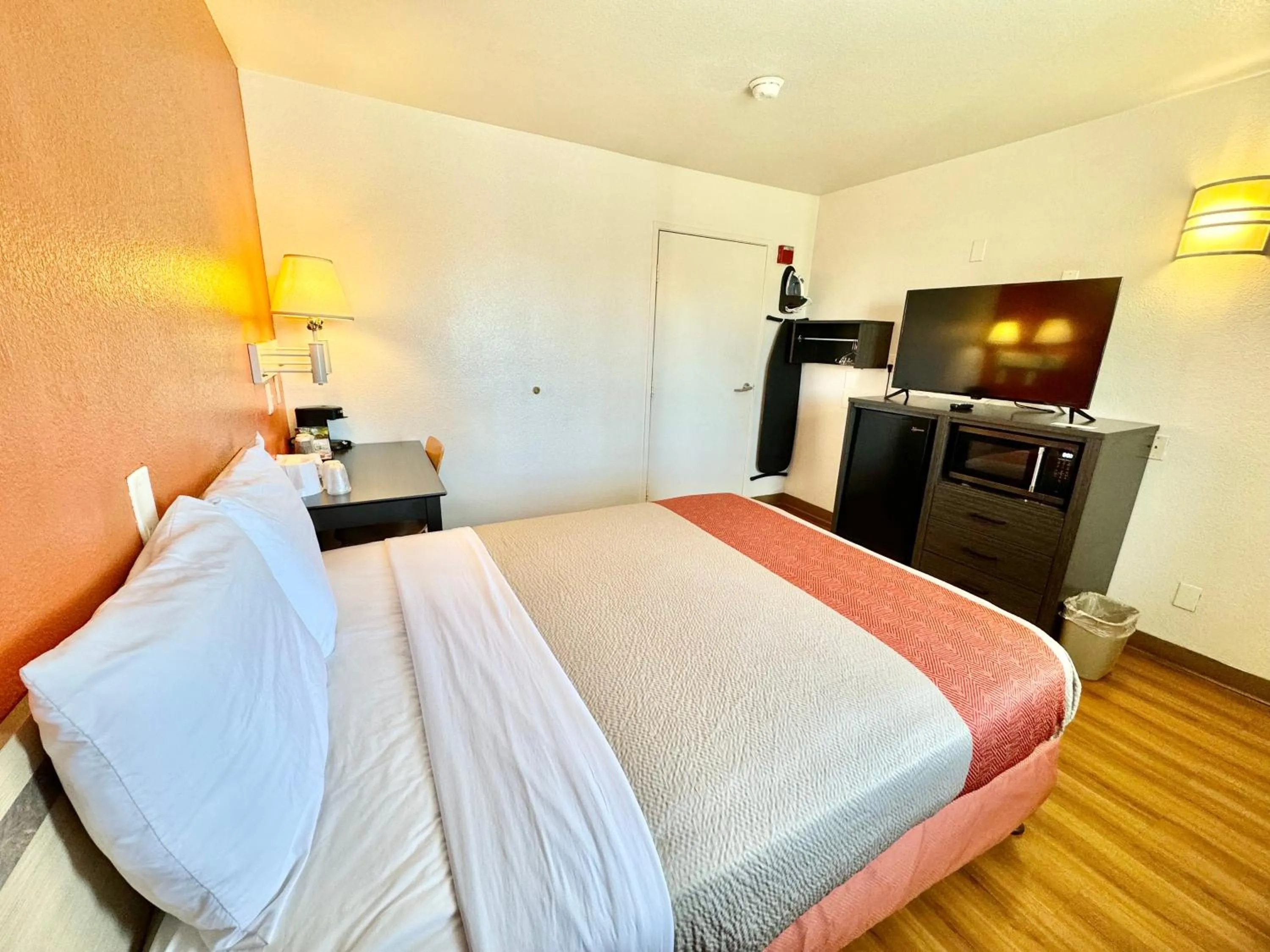 TV and multimedia, Bed in Studio 6 Bellflower CA Los Angeles