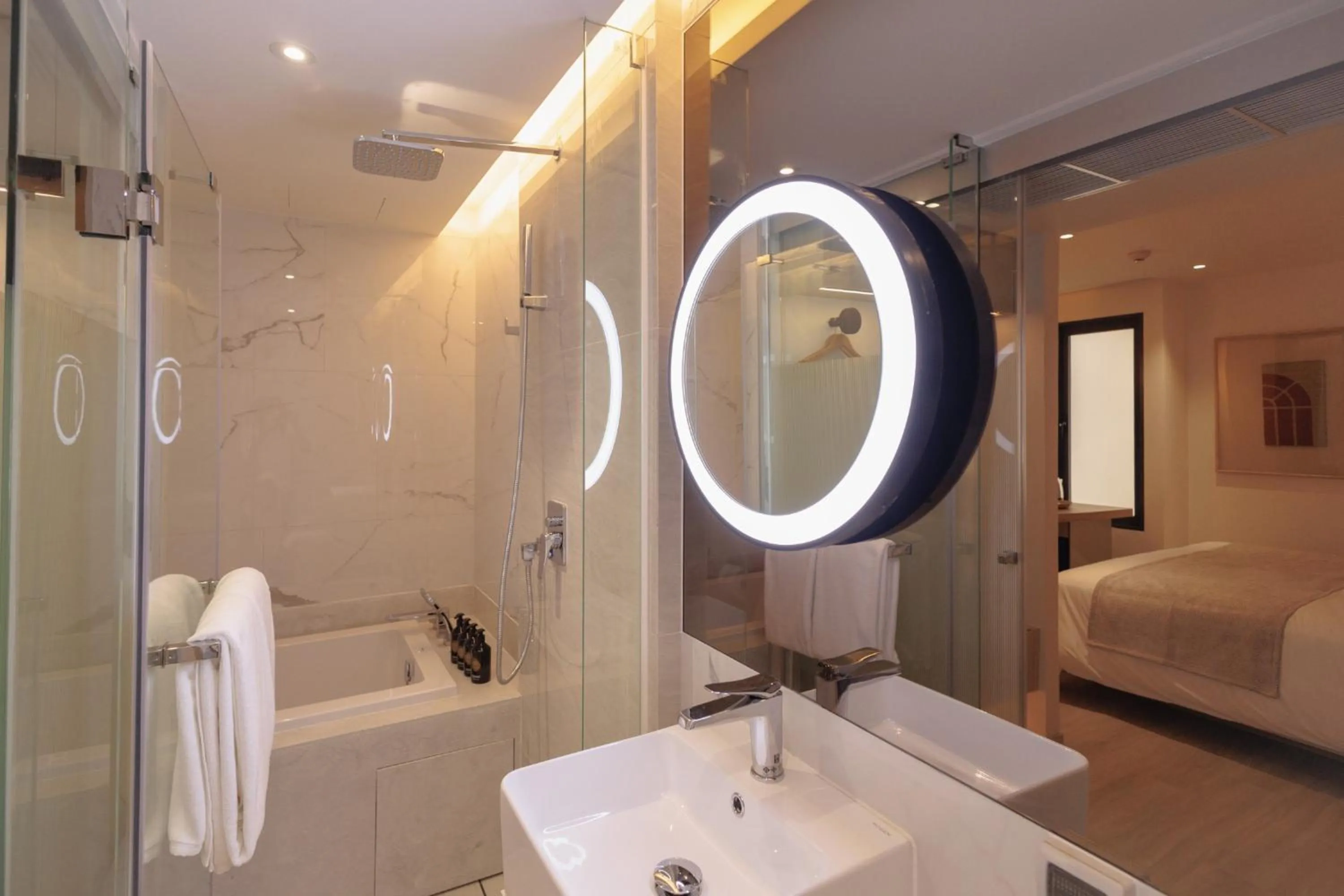 Shower, Bed in CORRIDOR 2407