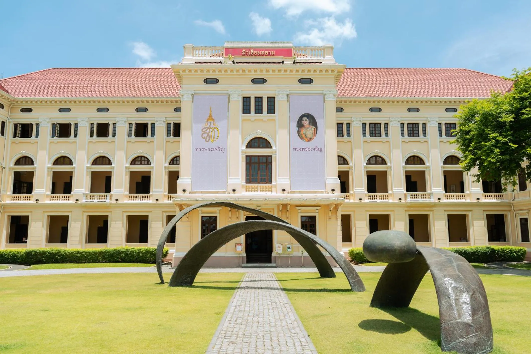 Nearby landmark in CORRIDOR 2407