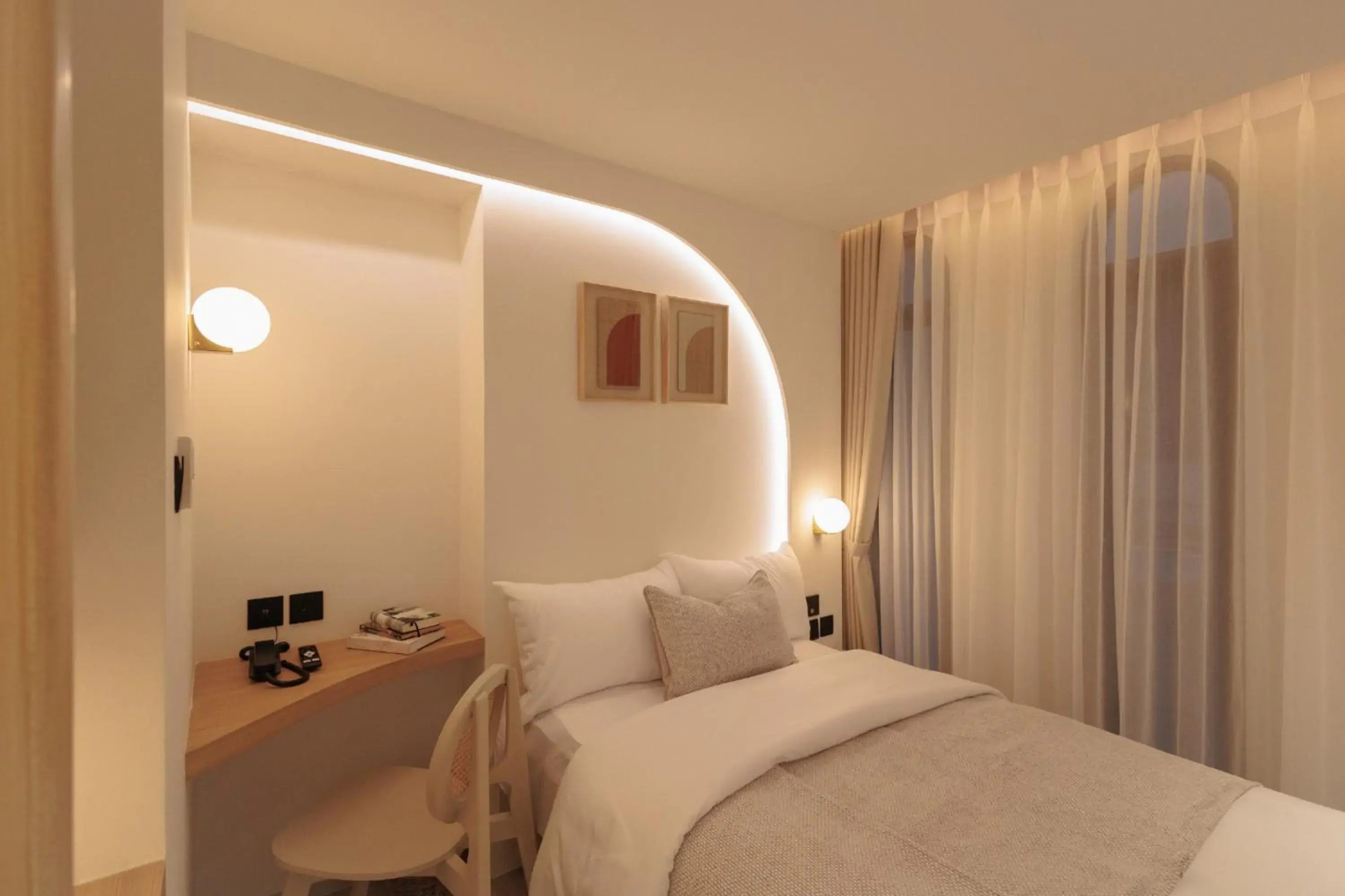 Photo of the whole room, Bed in CORRIDOR 2407 Photo of the whole room, Bed in CORRIDOR 2407