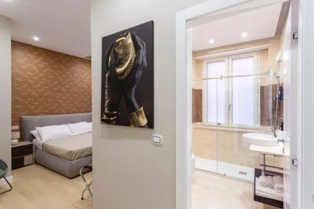 Shower, Bed in Casa Ilaria