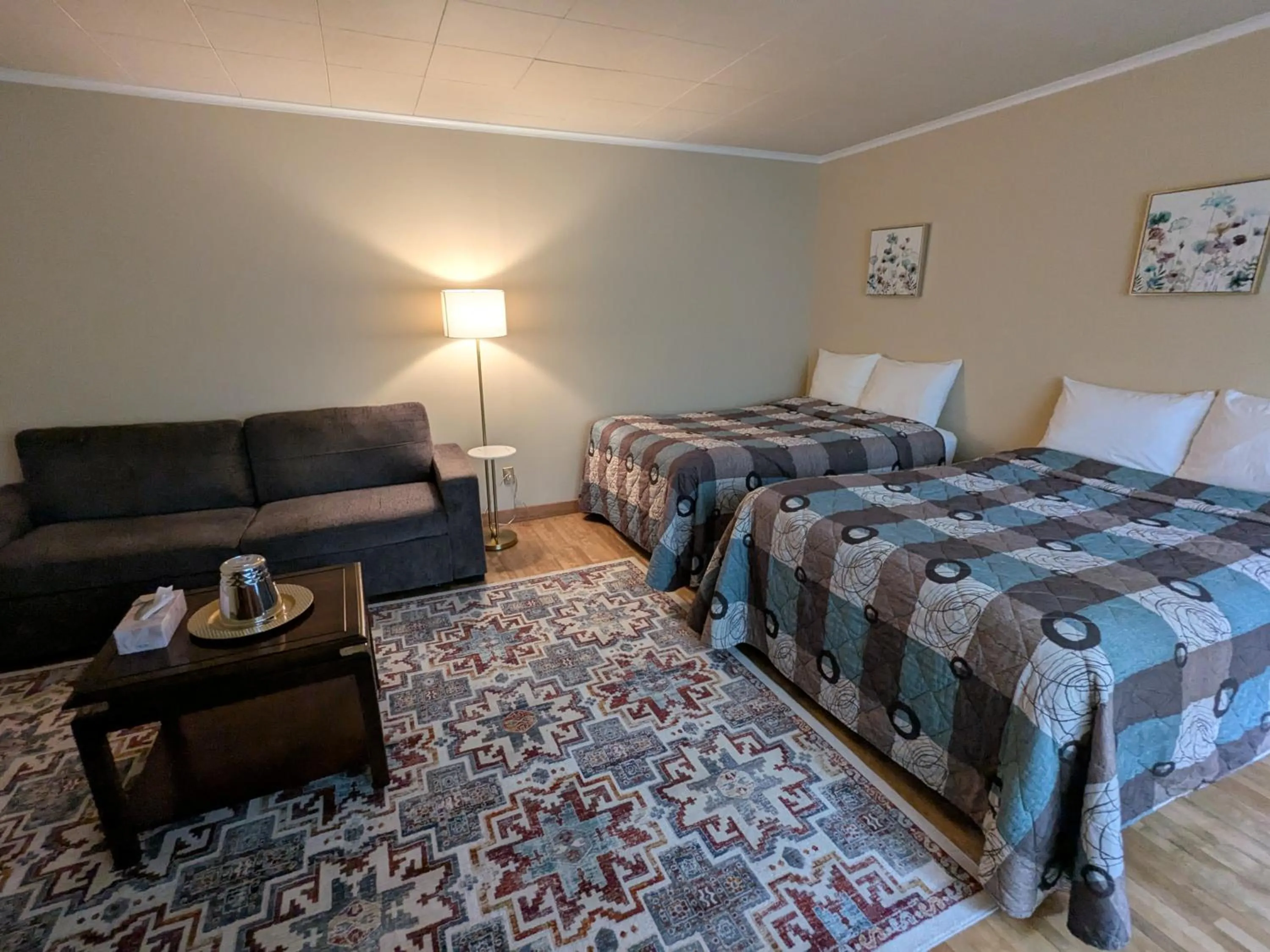 Bed in Mariner motor hotel