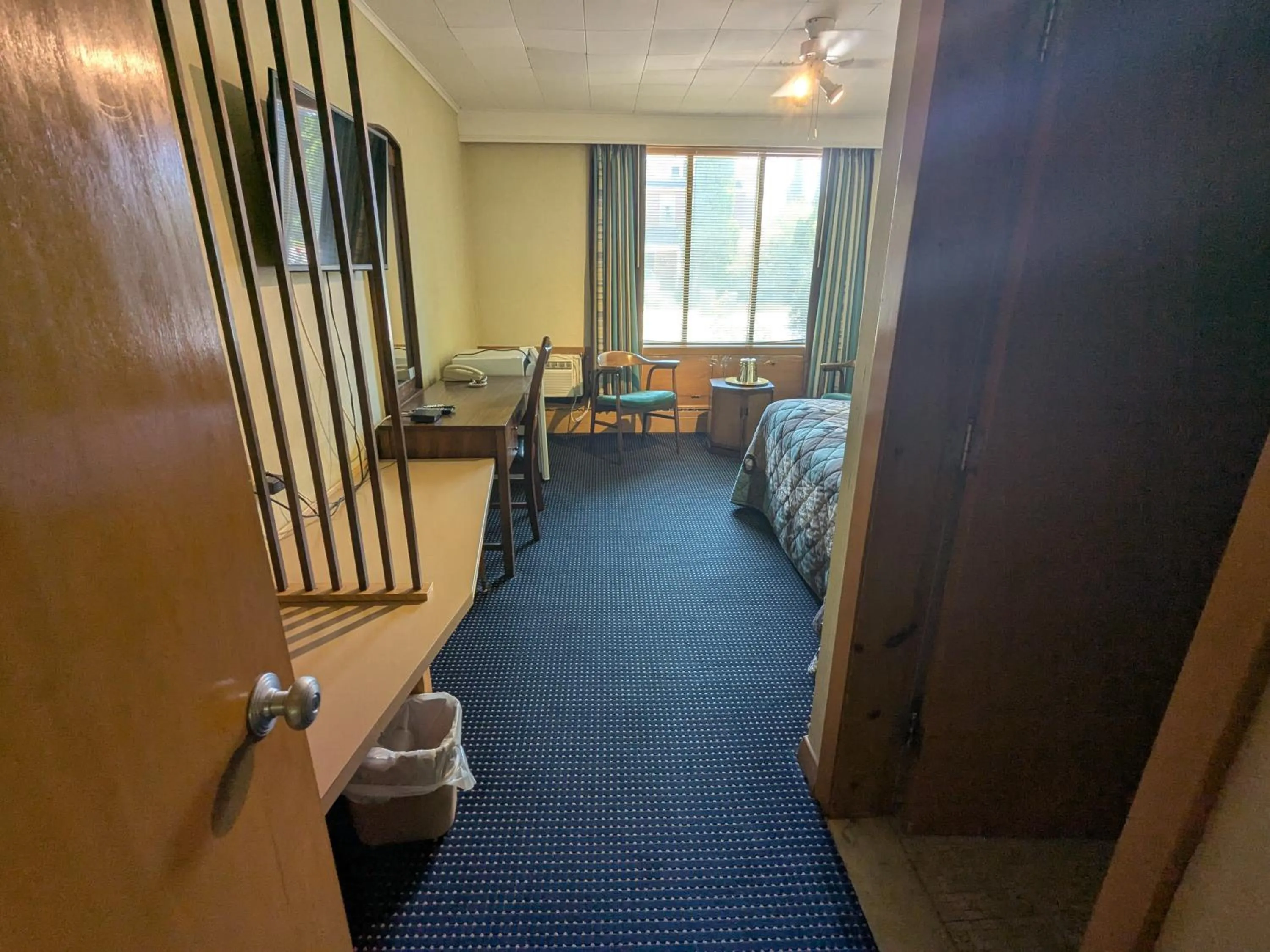 Bed in Mariner motor hotel