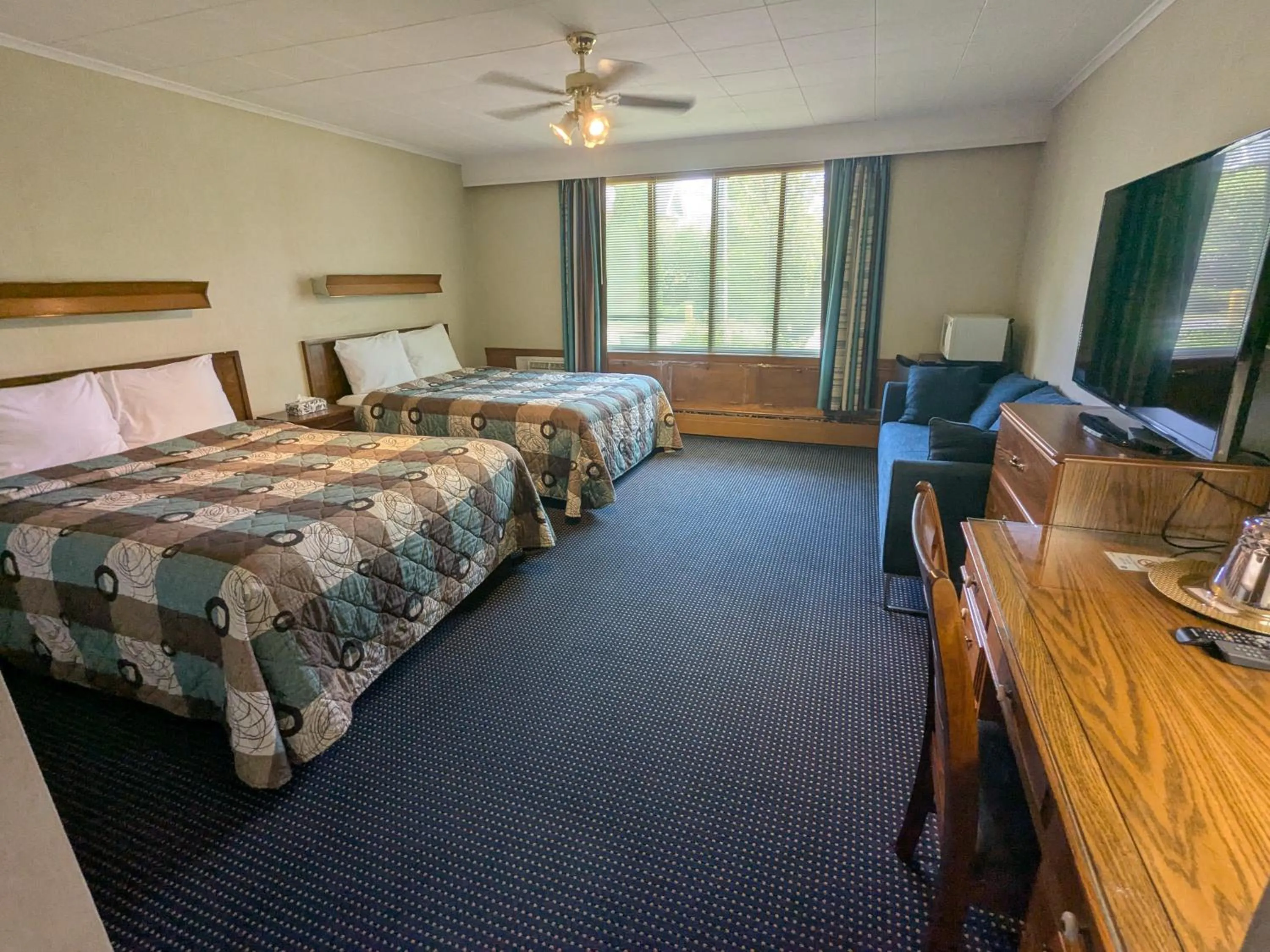 Bed in Mariner motor hotel