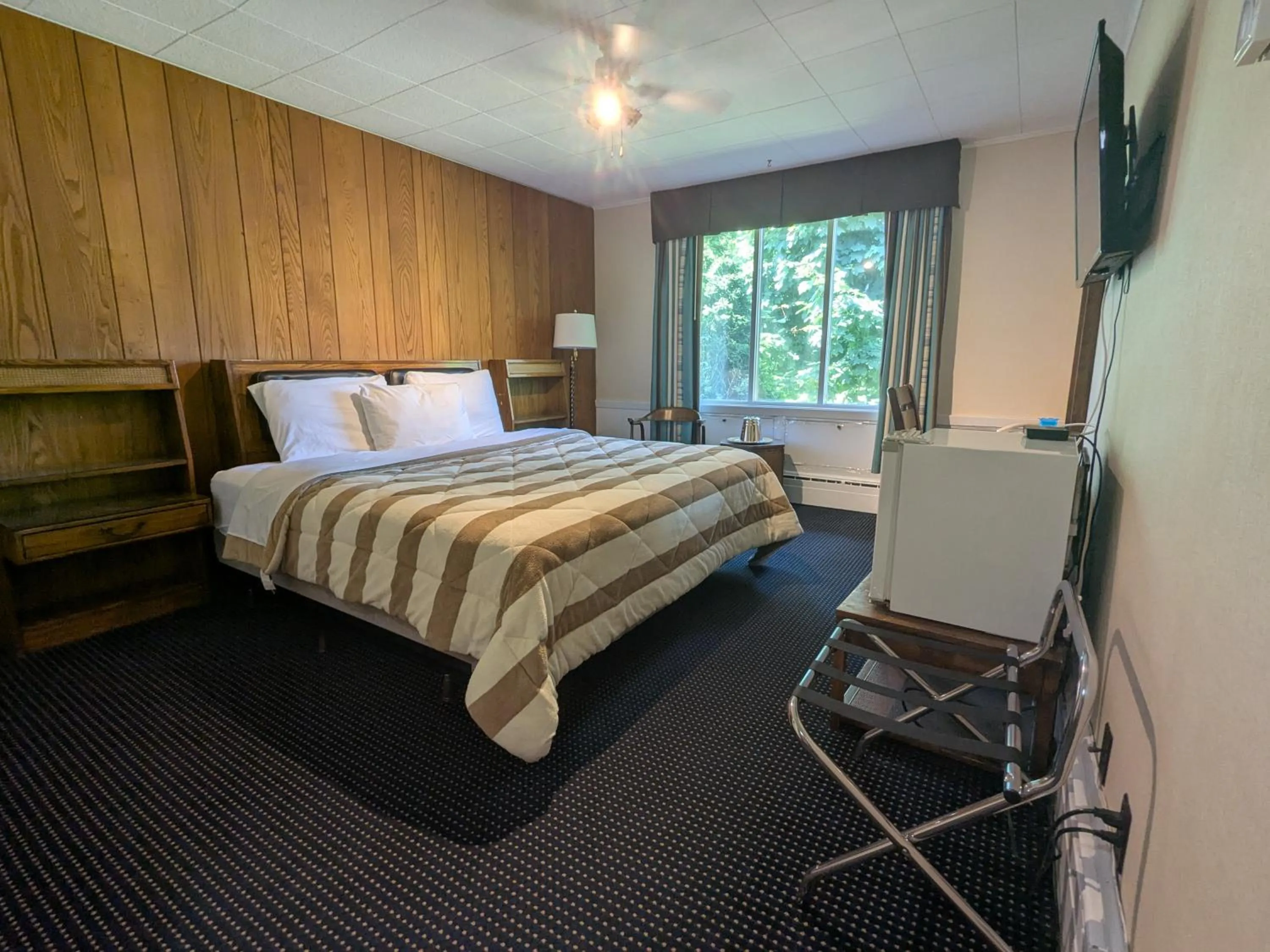 Bed in Mariner motor hotel