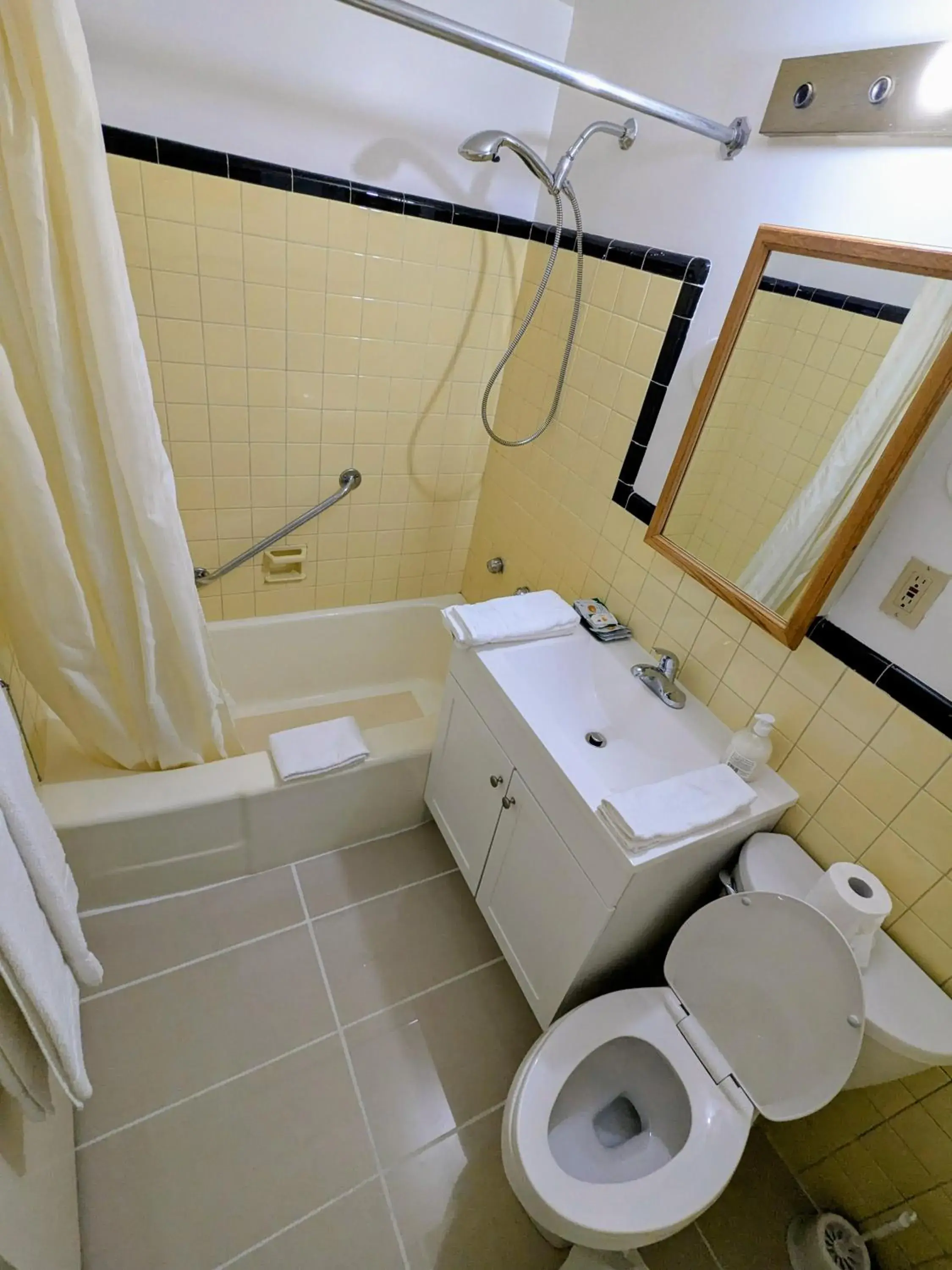 Classic One-Bedroom Apartment with King Bed in Mariner motor hotel Classic One-Bedroom Apartment with King Bed in Mariner motor hotel