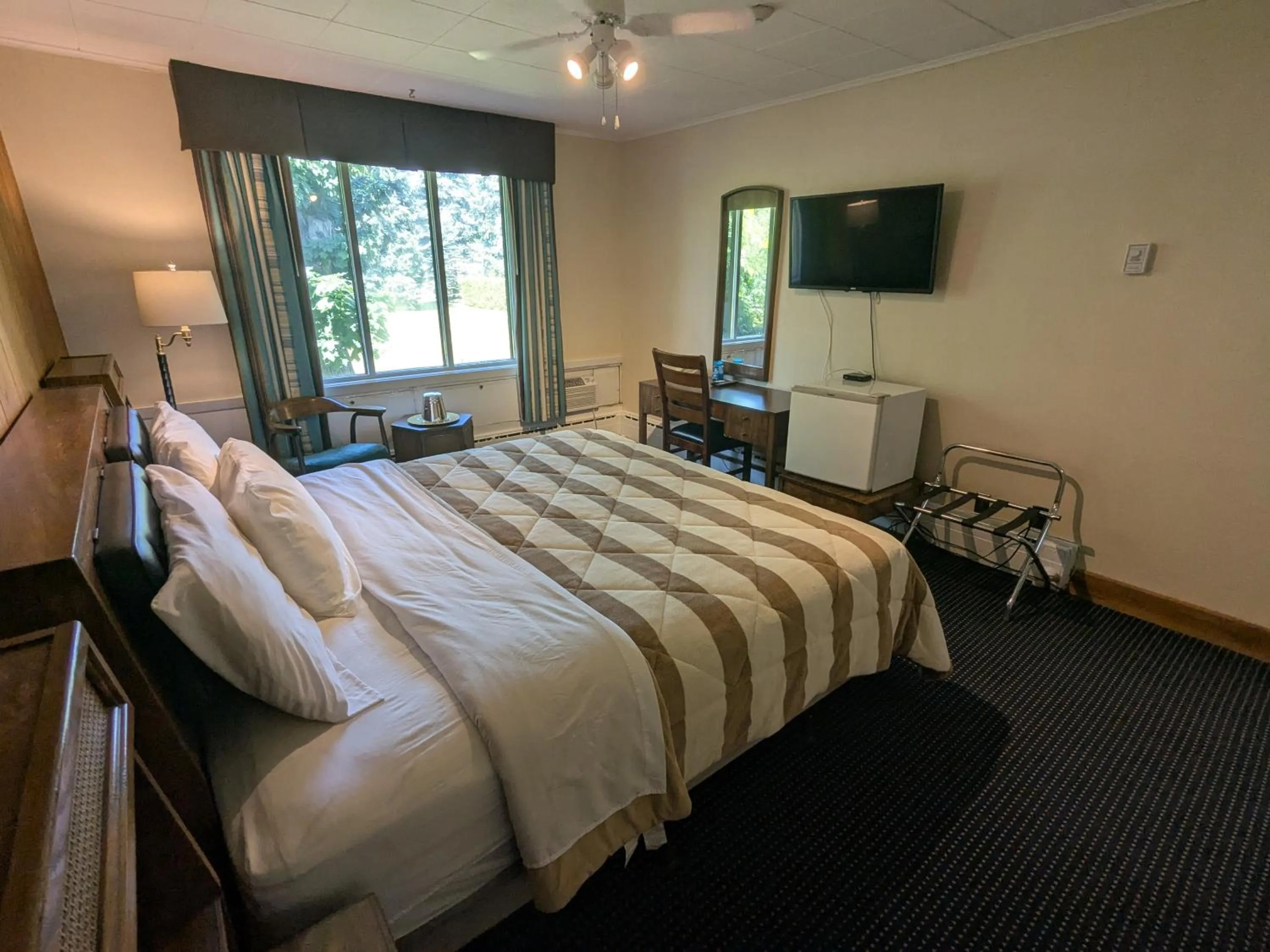 Bed in Mariner motor hotel