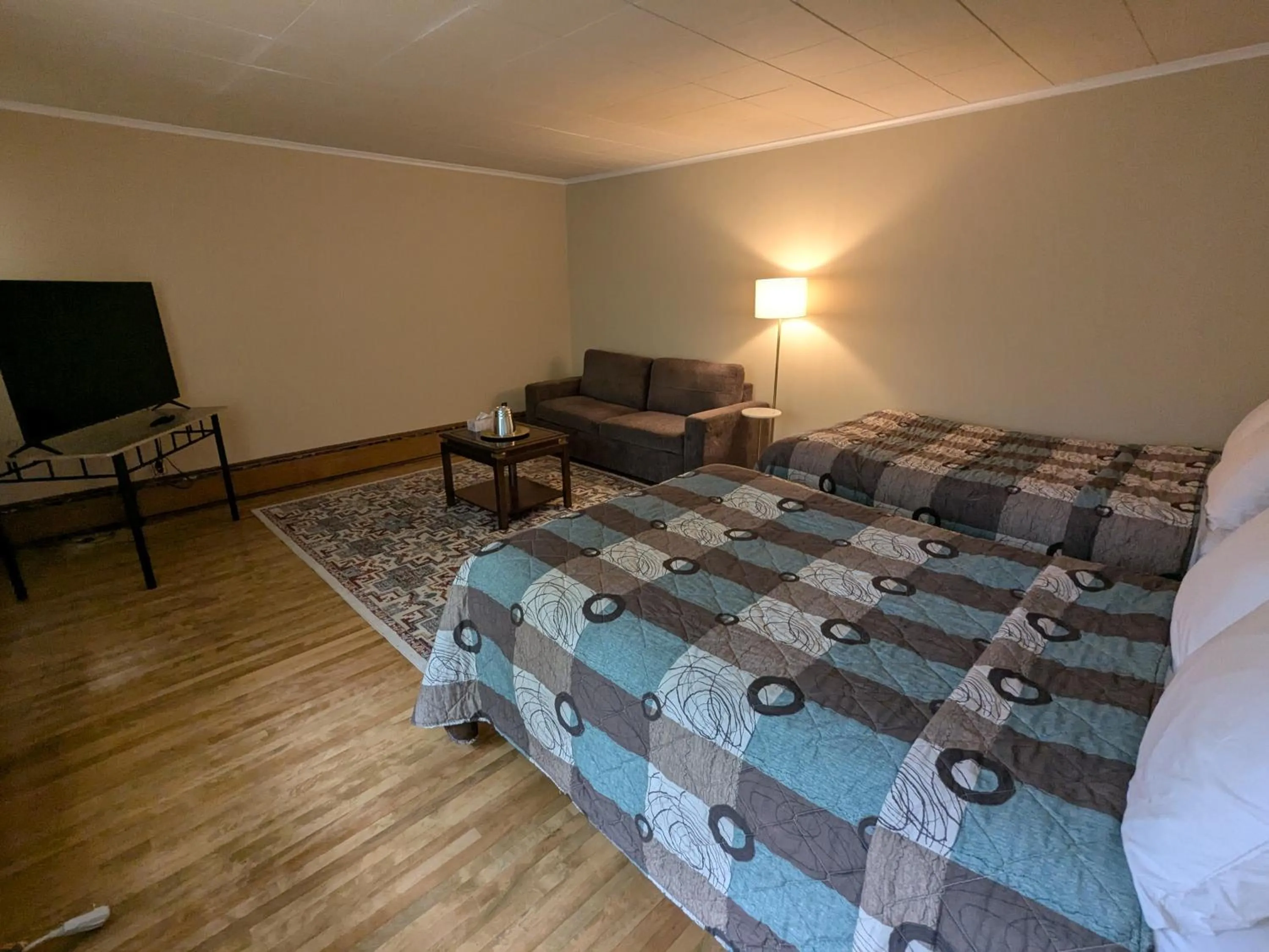 Bed in Mariner motor hotel