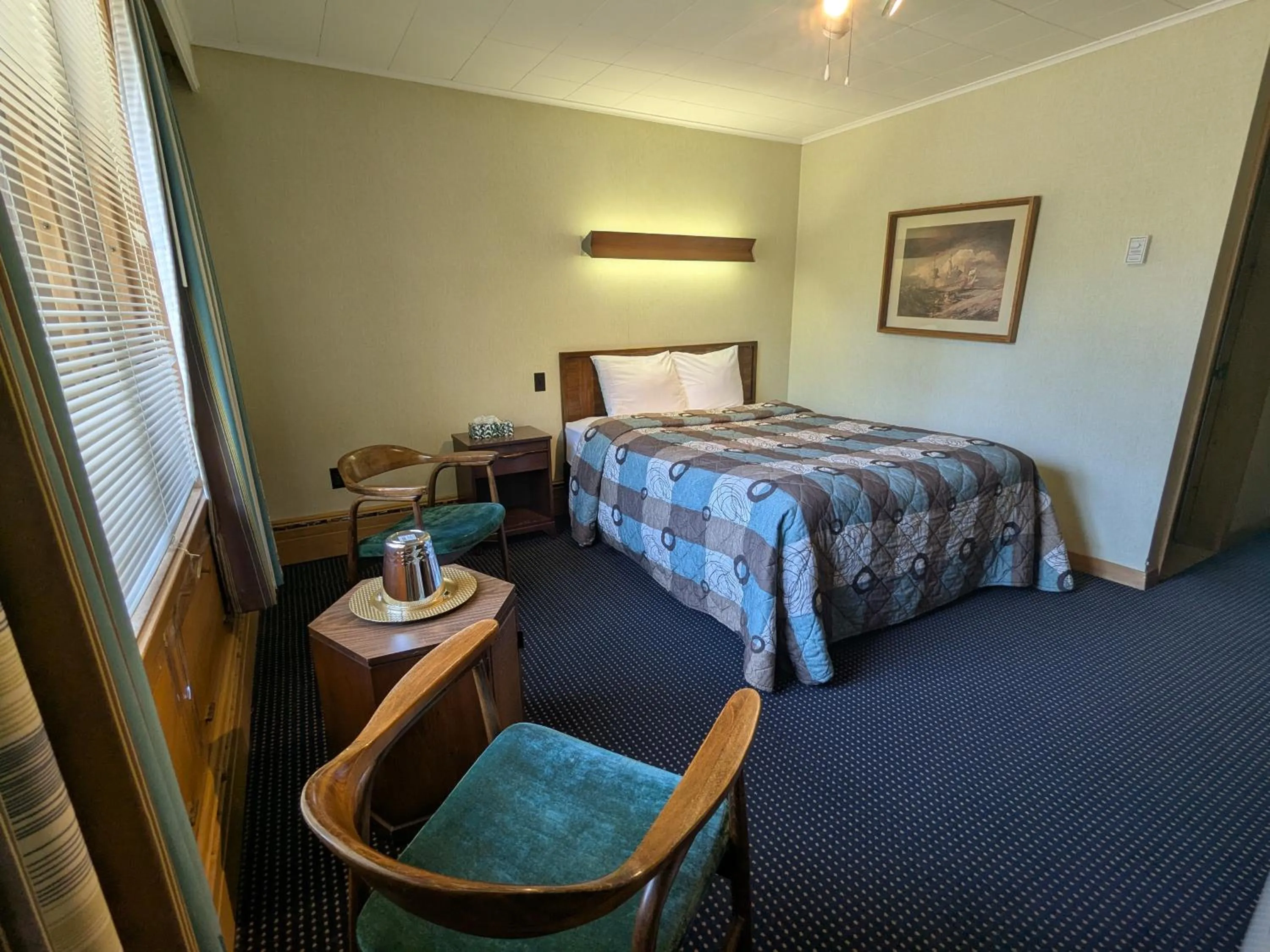 Bed in Mariner motor hotel