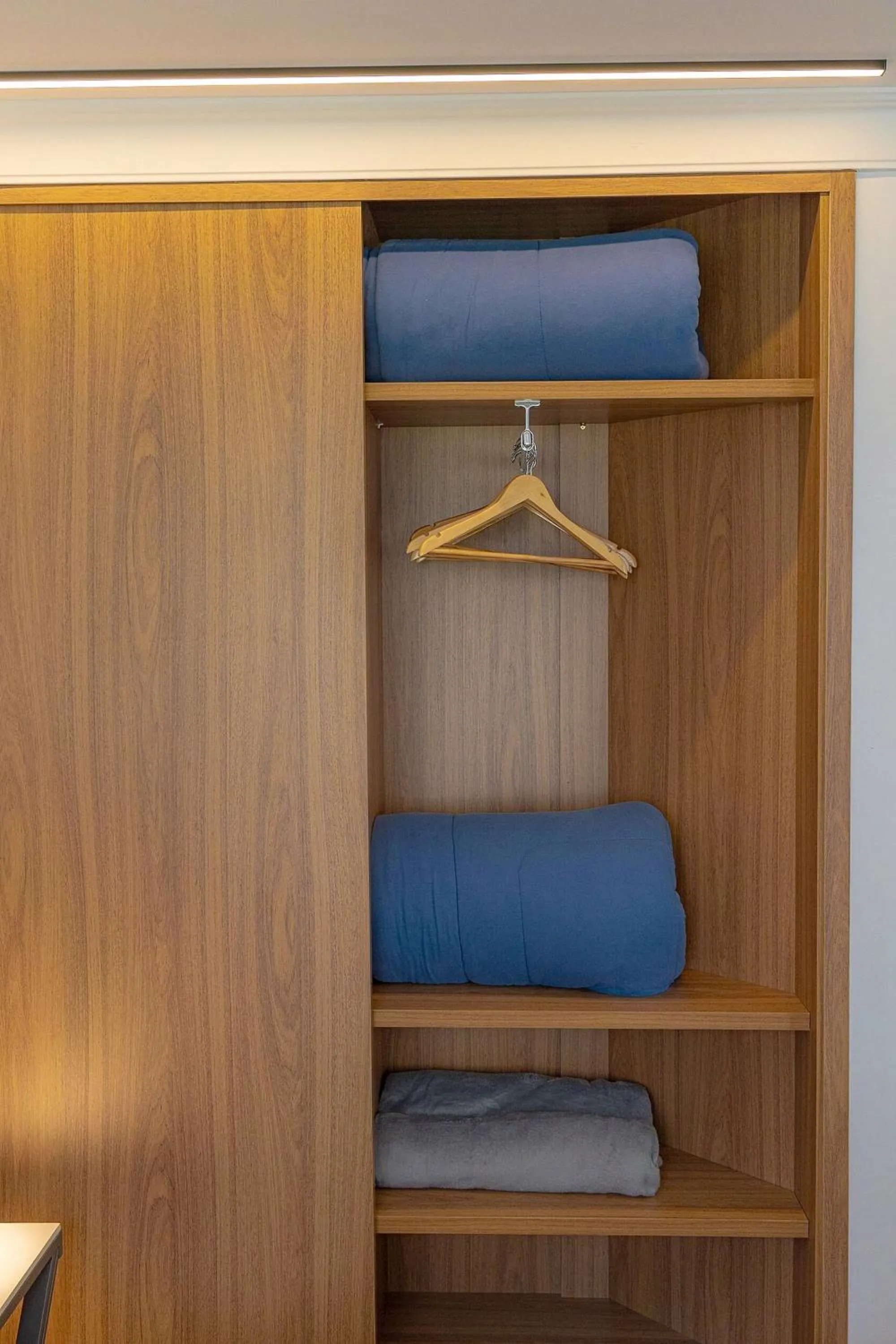 wardrobe in Elegant Flat Internacional Plaza-Garagem e Piscina