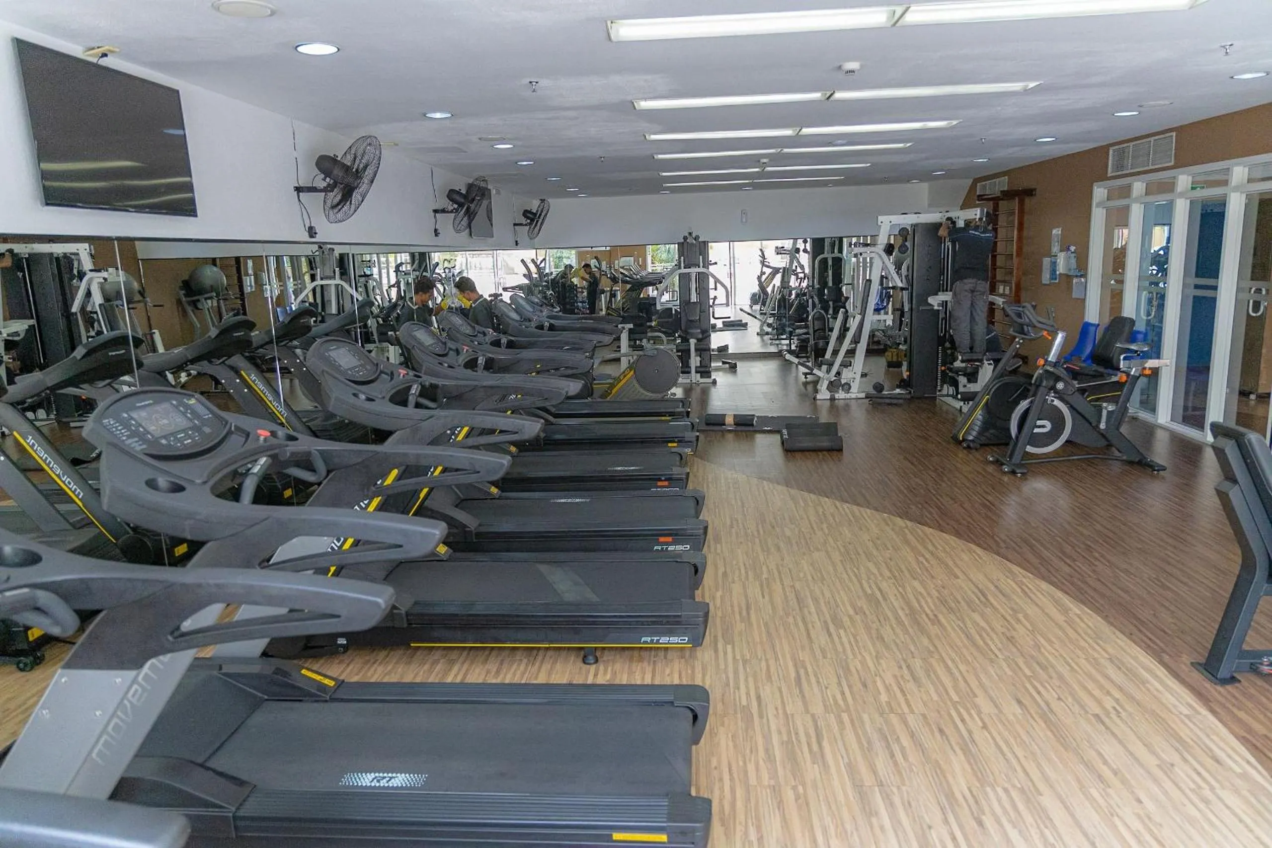 Fitness centre/facilities in Elegant Flat Internacional Plaza-Garagem e Piscina