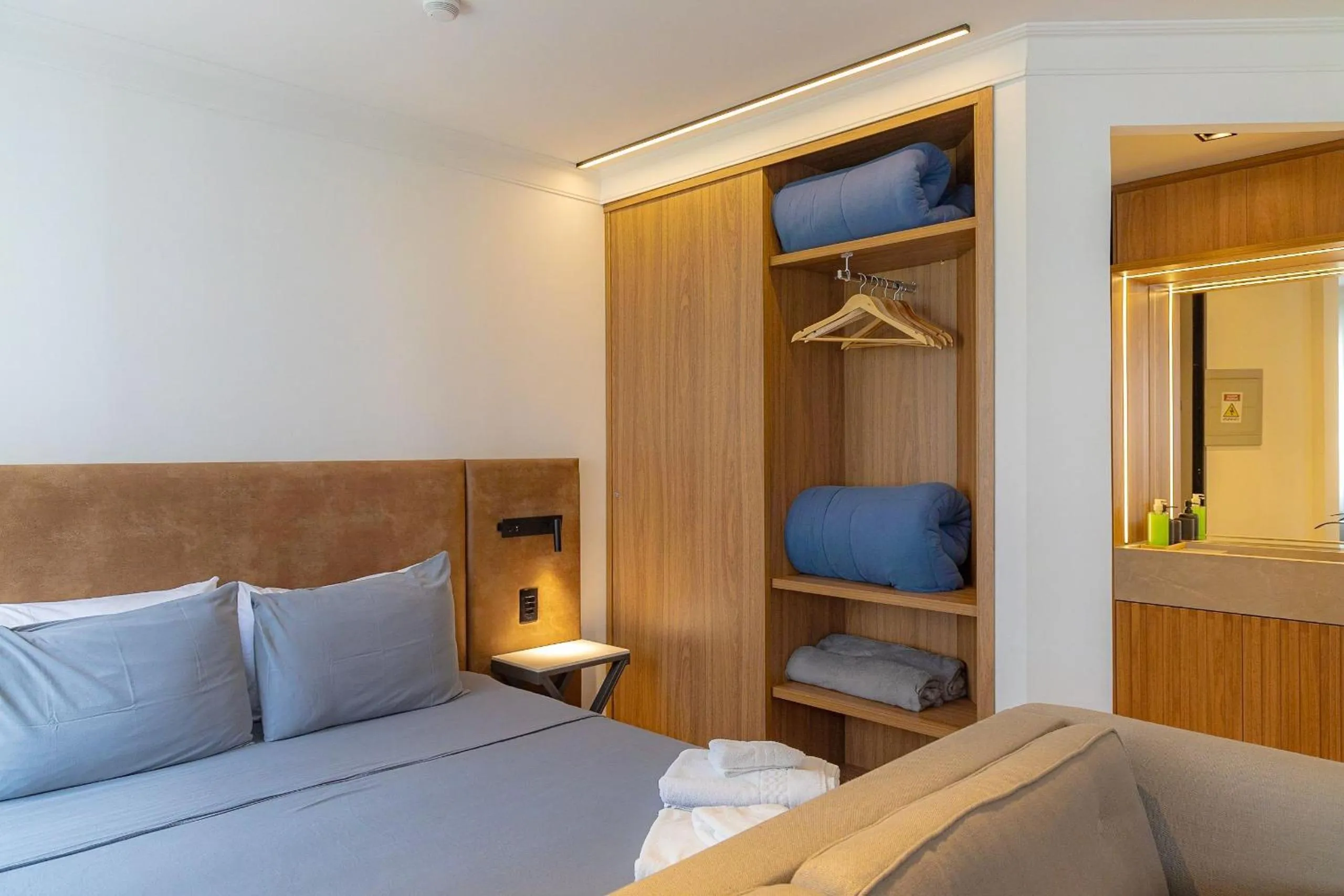 wardrobe, Bed in Elegant Flat Internacional Plaza-Garagem e Piscina