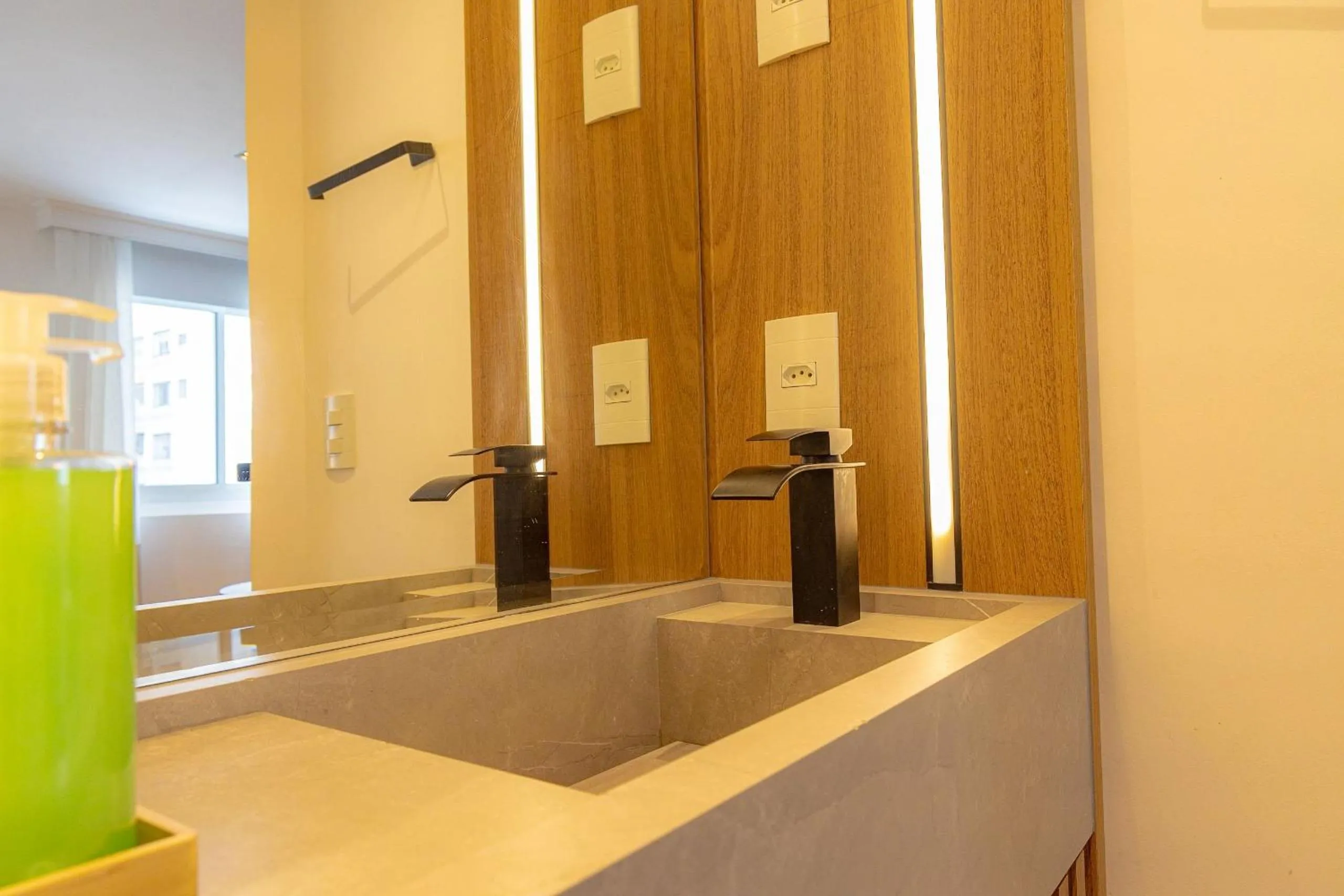 Bathroom in Elegant Flat Internacional Plaza-Garagem e Piscina
