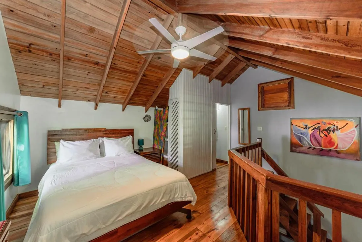 Bathroom, Bed in Cocolobo Resort