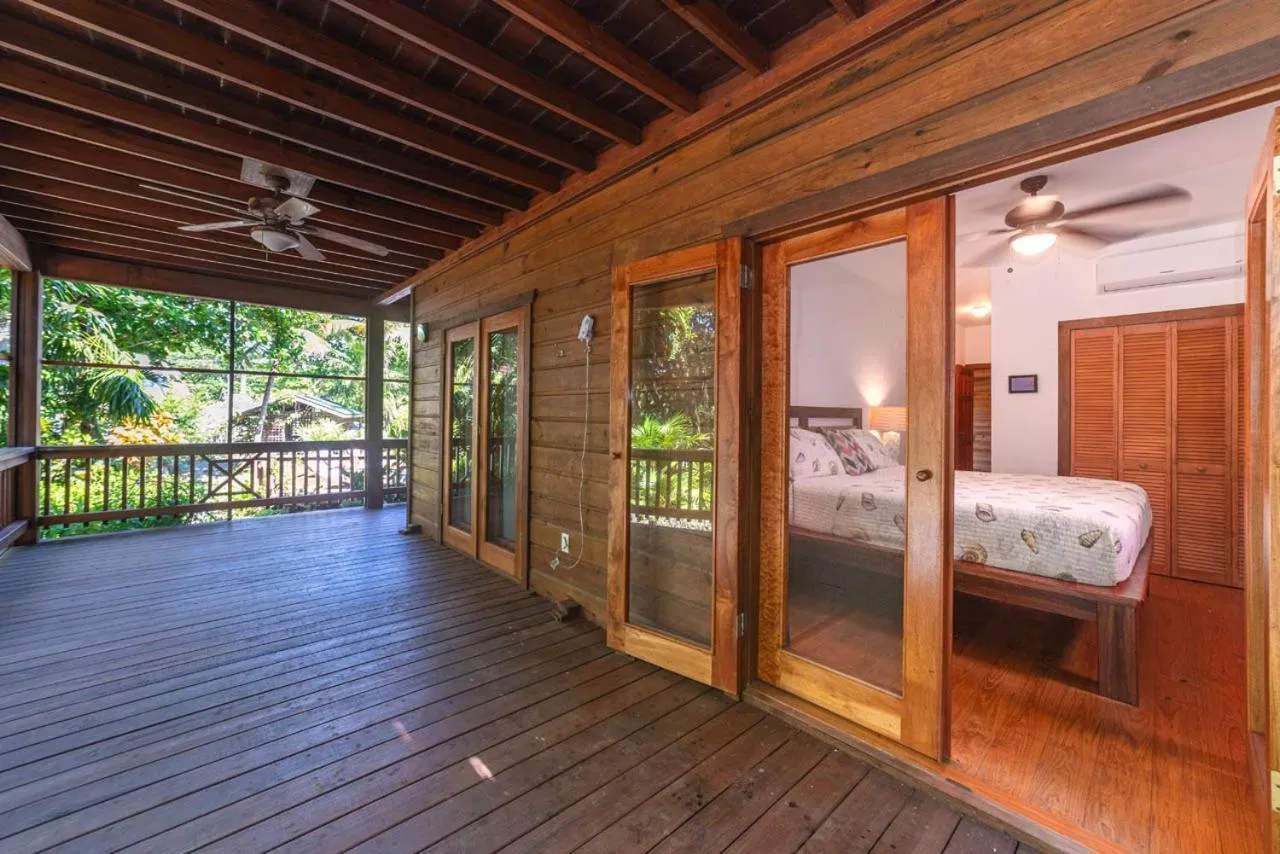Balcony/Terrace, Bed in Cocolobo Resort