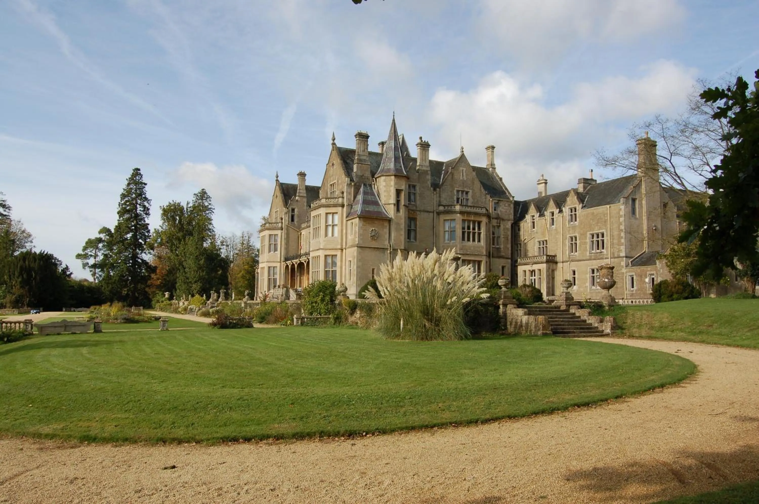 Facade/entrance in Orchardleigh Estate