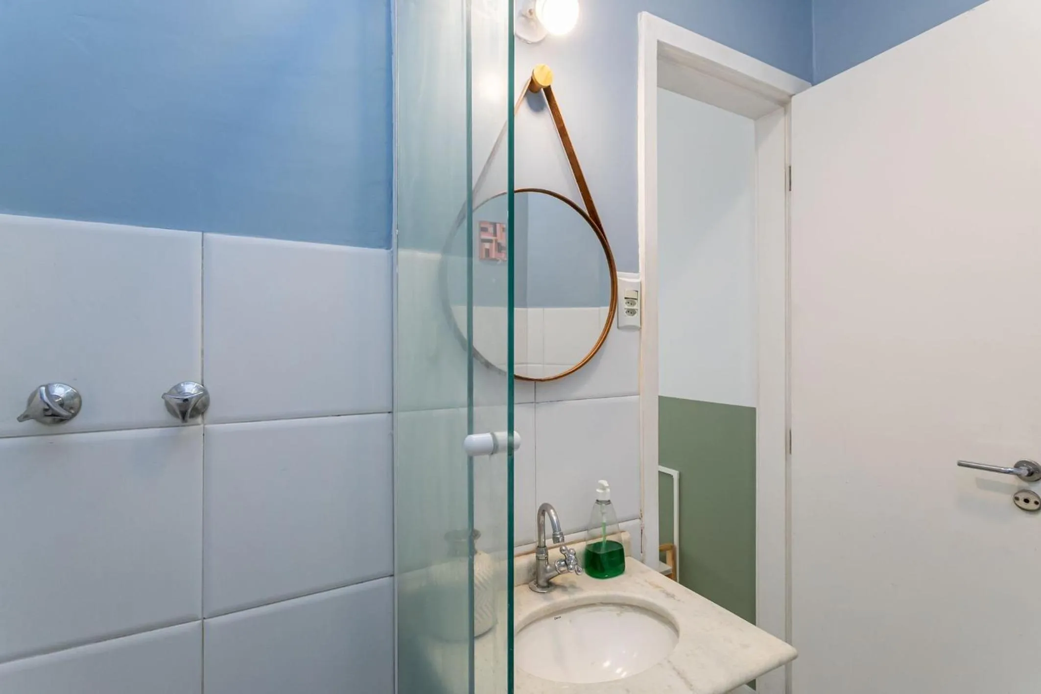 Toilet in Must Leblon - pacote: 4 Hóspedes, Praia + 1 Ticket