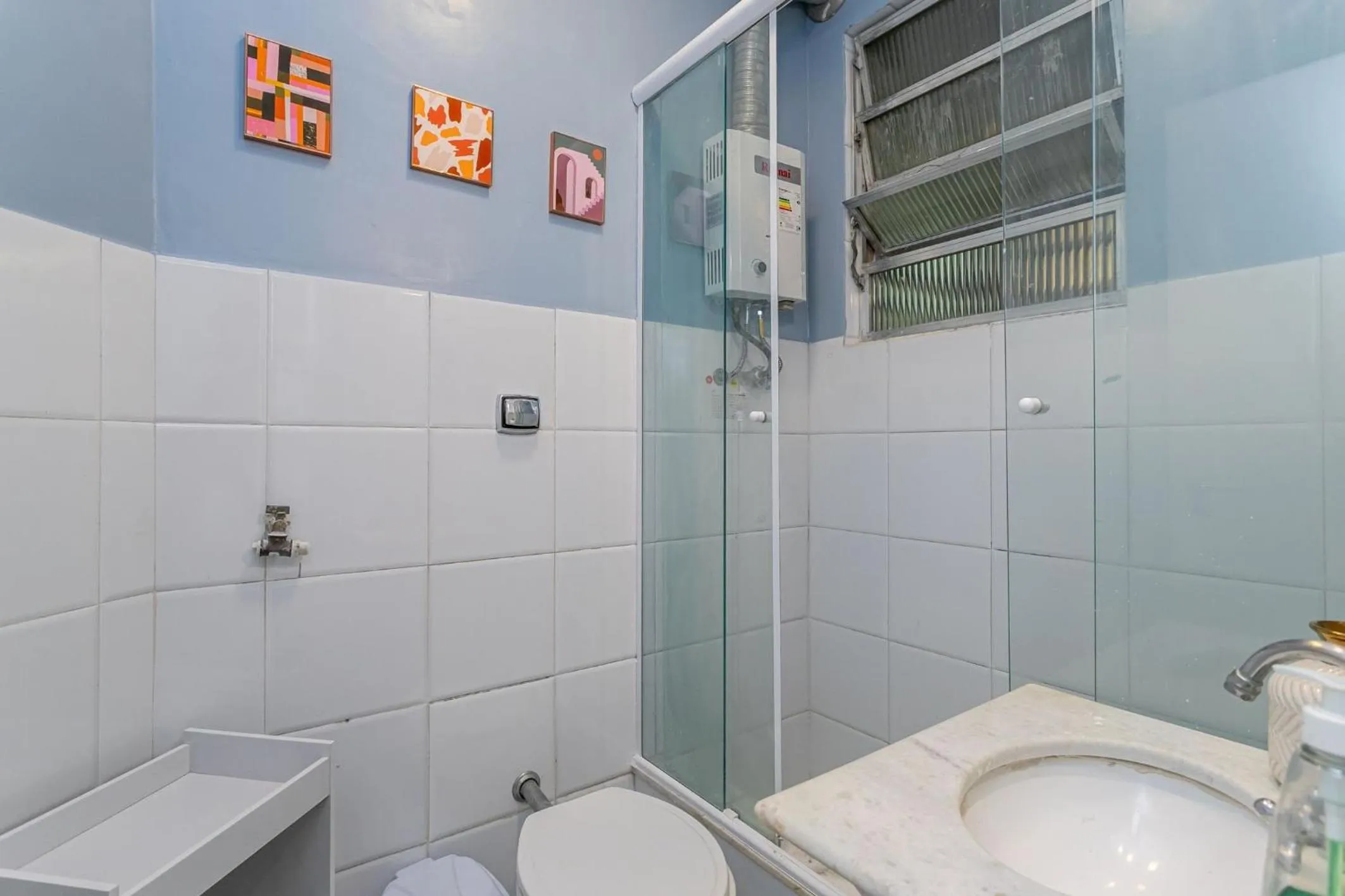 Toilet in Must Leblon - pacote: 4 Hóspedes, Praia + 1 Ticket