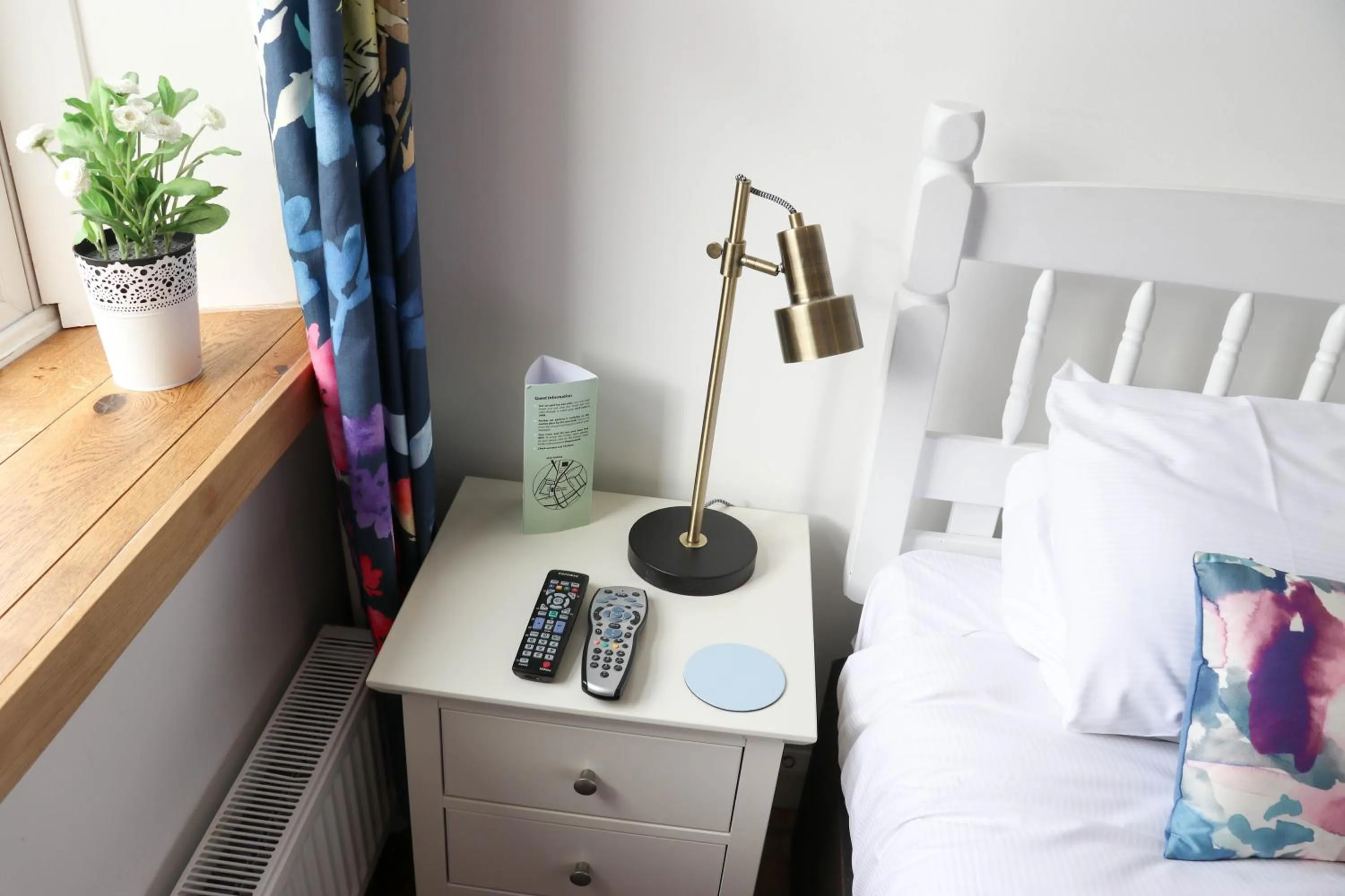 TV and multimedia, Bed in The Queen's Head Hotel