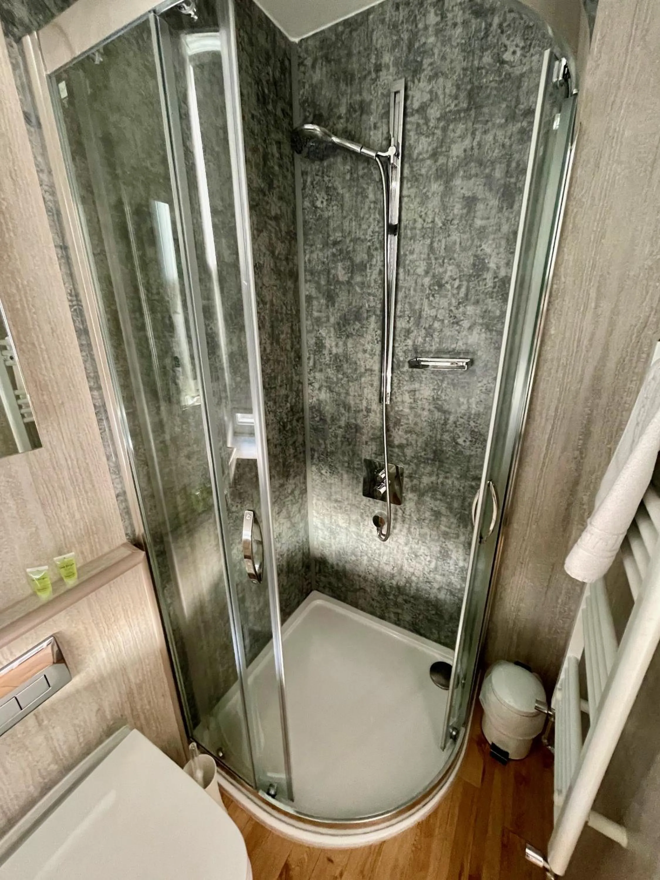 Shower in The Queen's Head Hotel