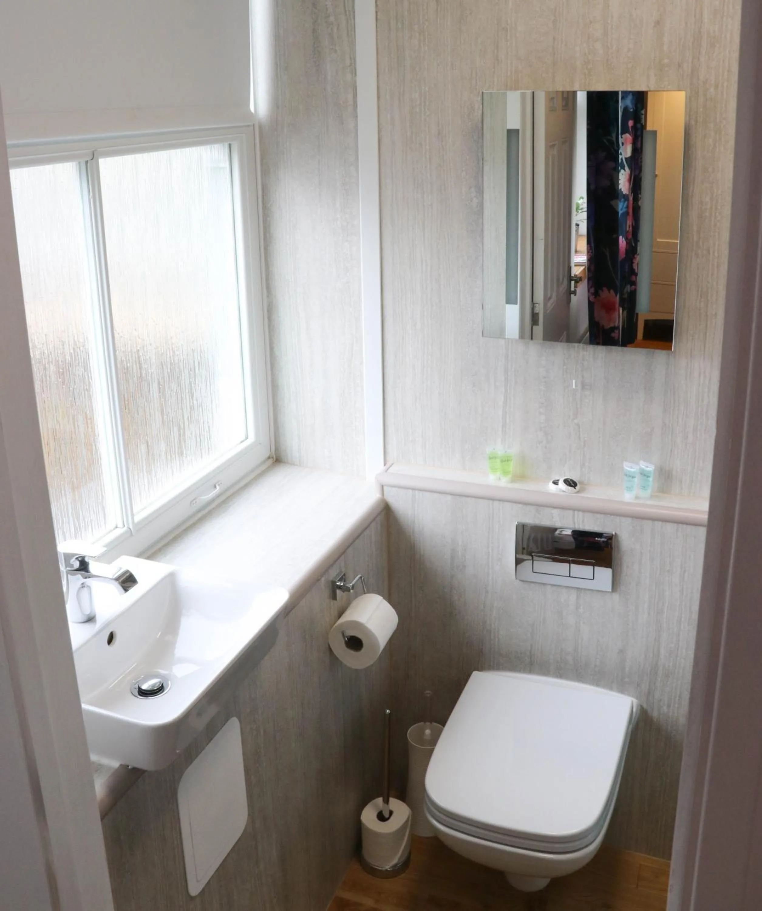 Bathroom in The Queen's Head Hotel