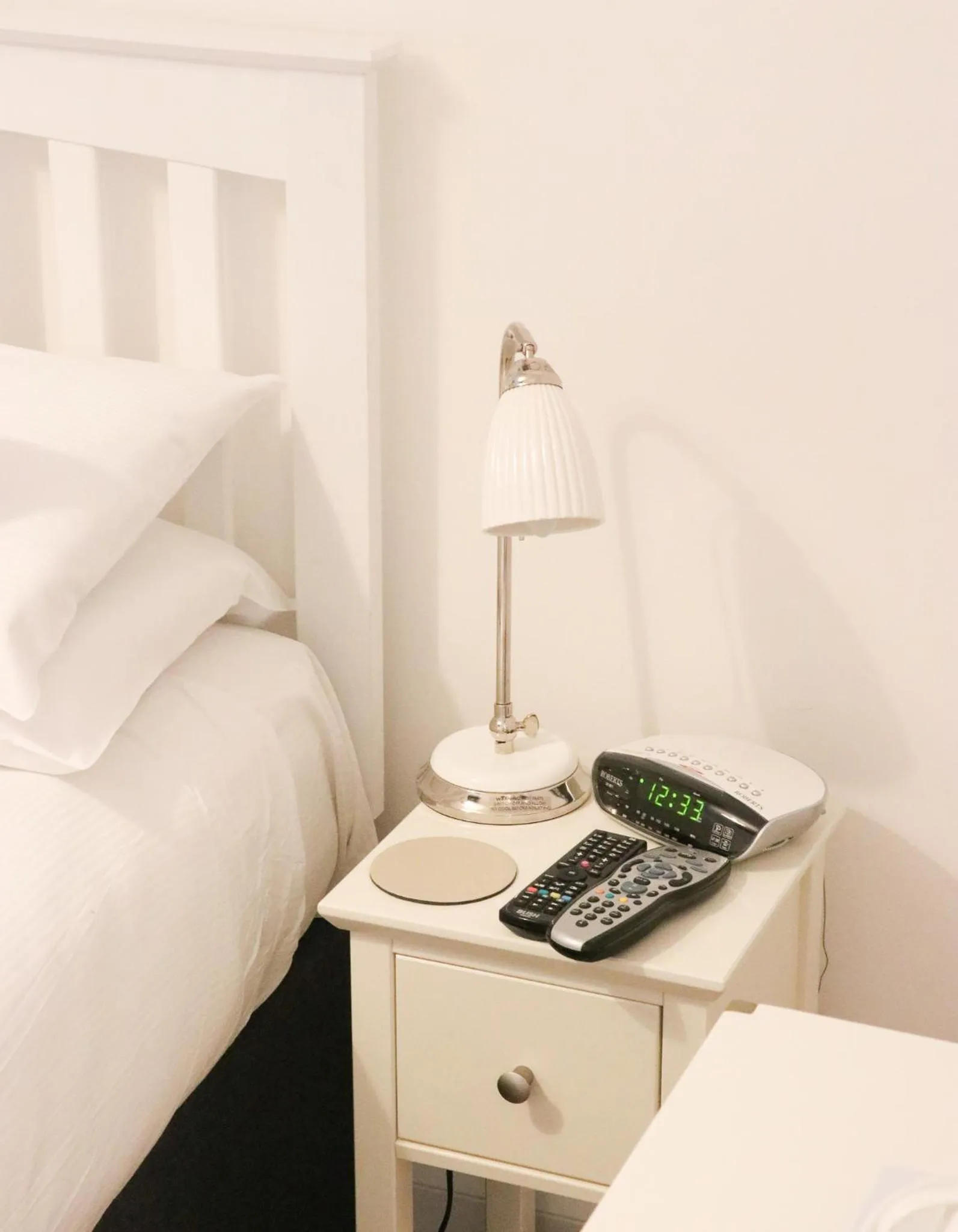 Bedroom, Bed in The Queen's Head Hotel