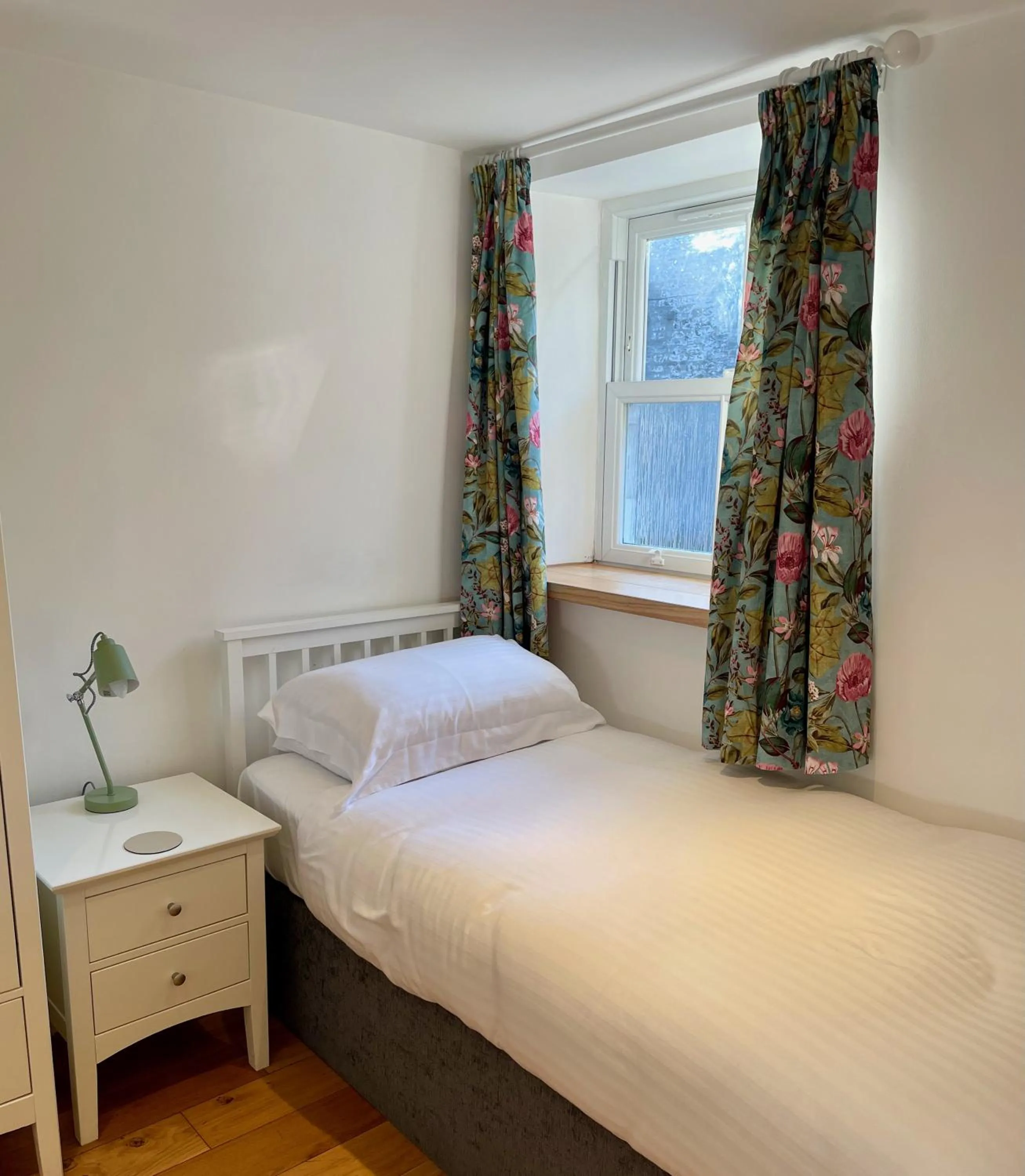 Bed in The Queen's Head Hotel