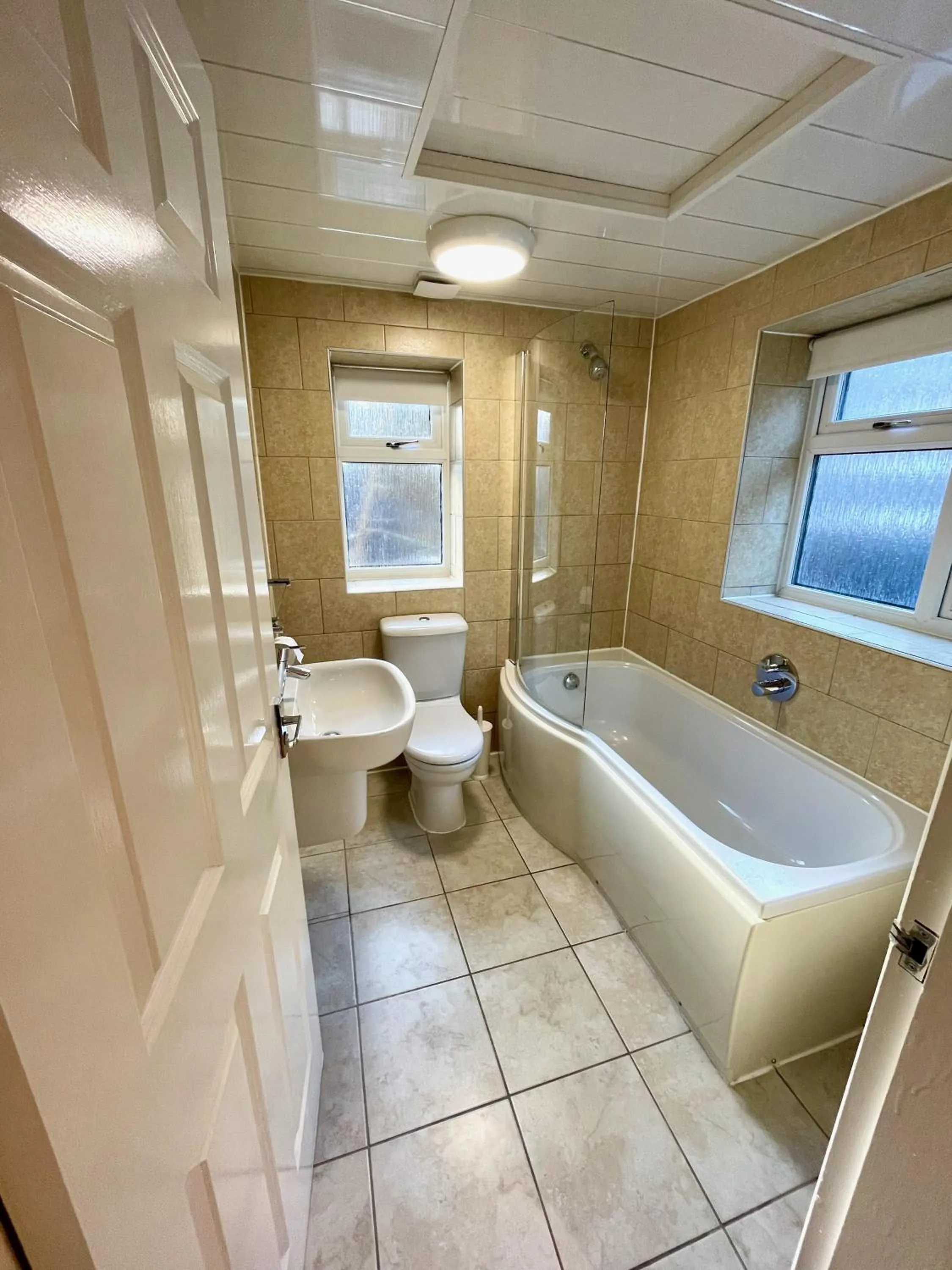 Bathroom in The Queen's Head Hotel