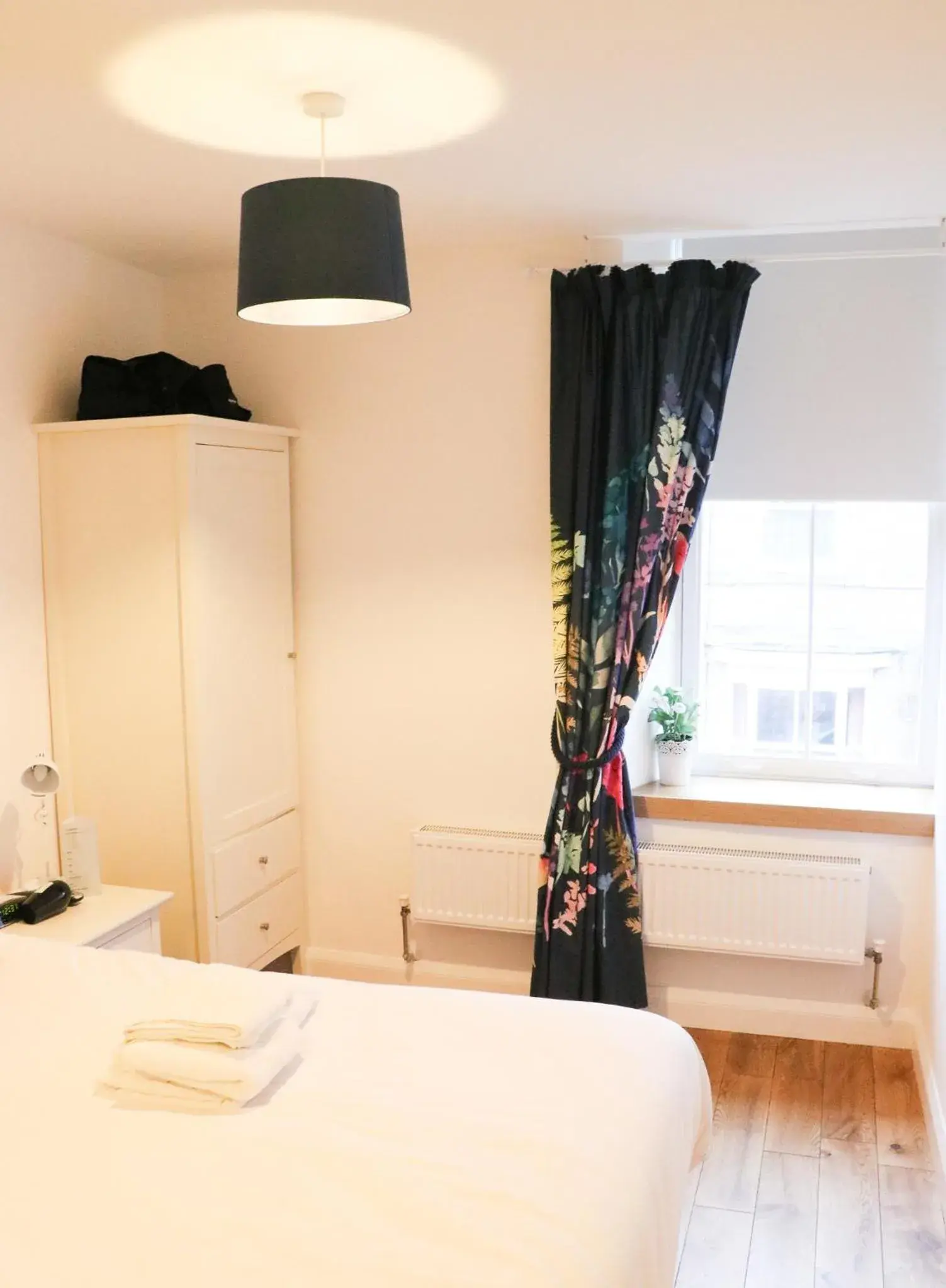 Bedroom, Bed in The Queen's Head Hotel Bedroom, Bed in The Queen's Head Hotel