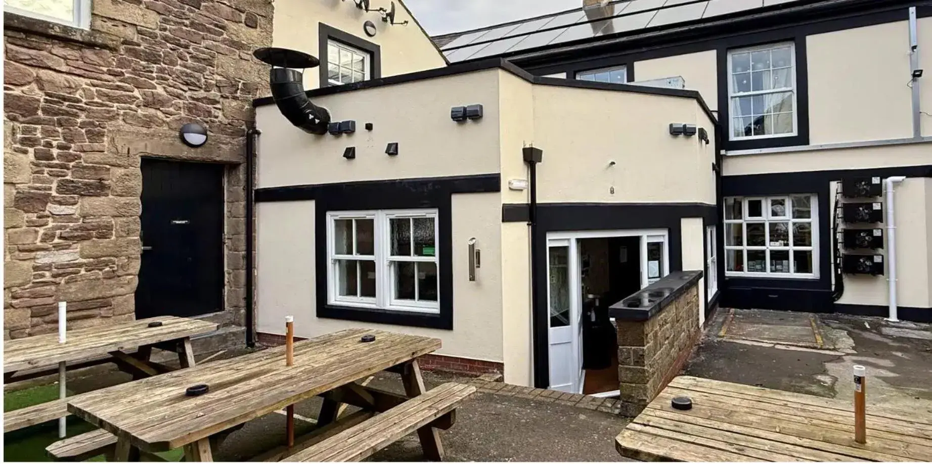 Property building in The Queen's Head Hotel Property building in The Queen's Head Hotel