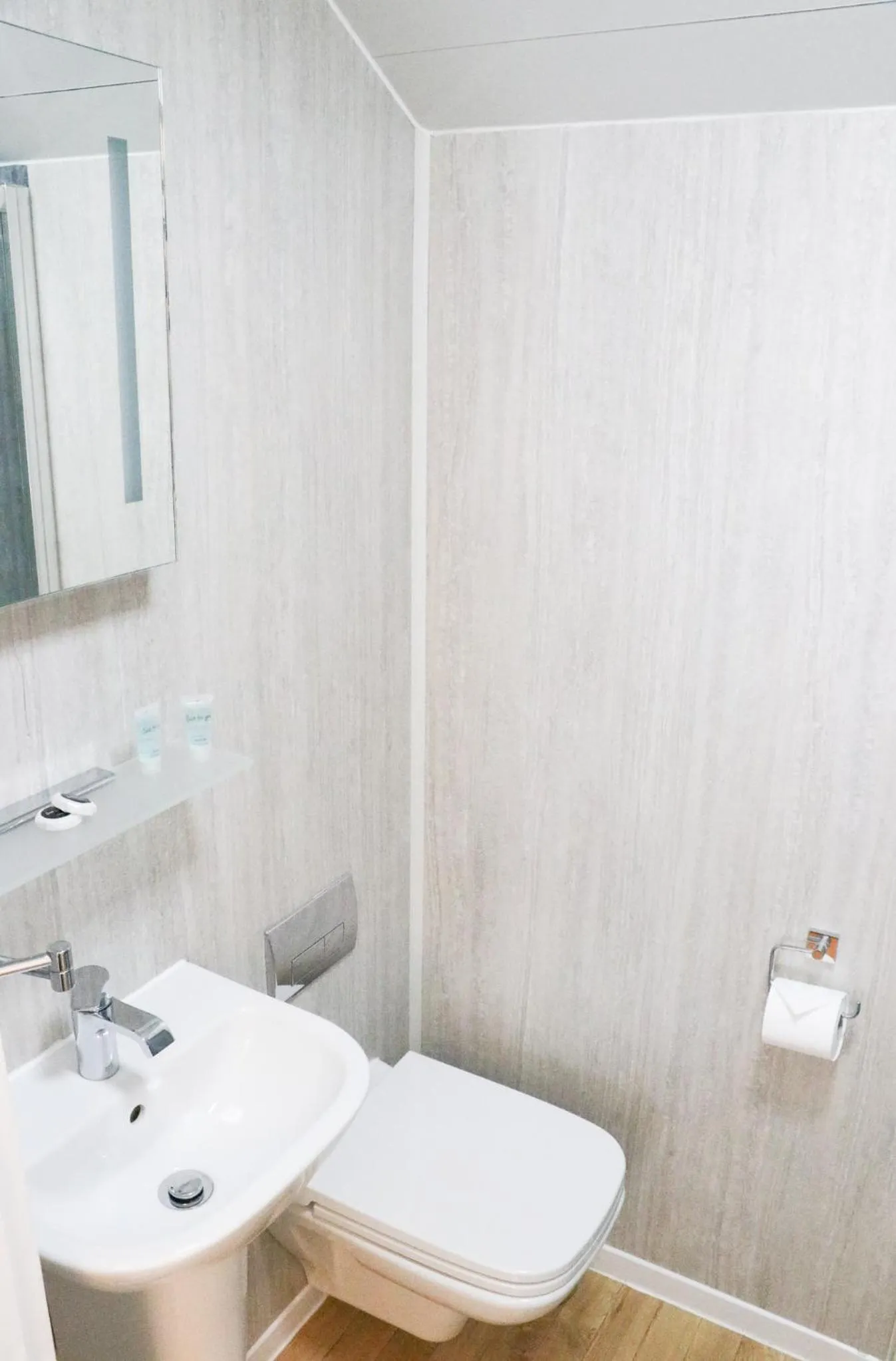 Bathroom in The Queen's Head Hotel