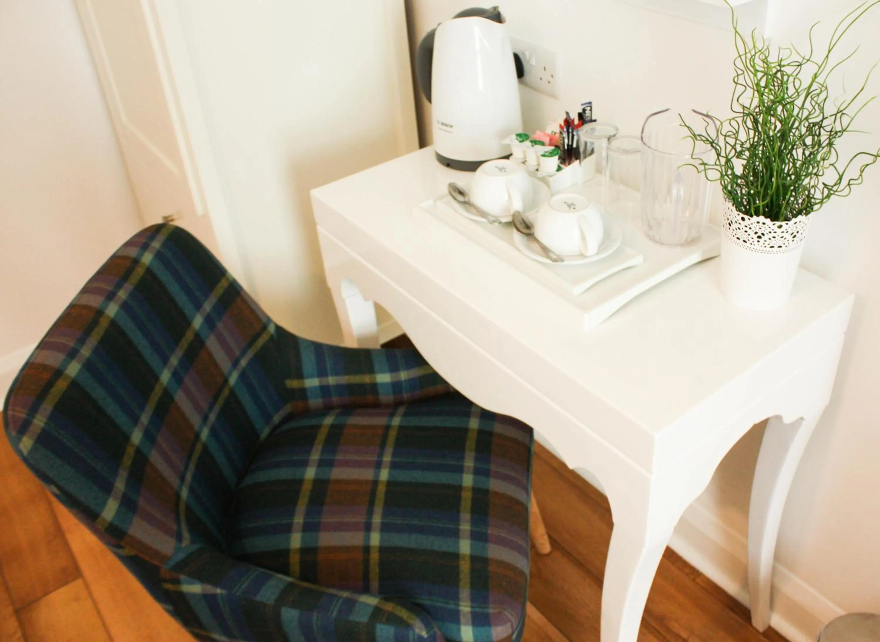 Coffee/tea facilities in The Queen's Head Hotel