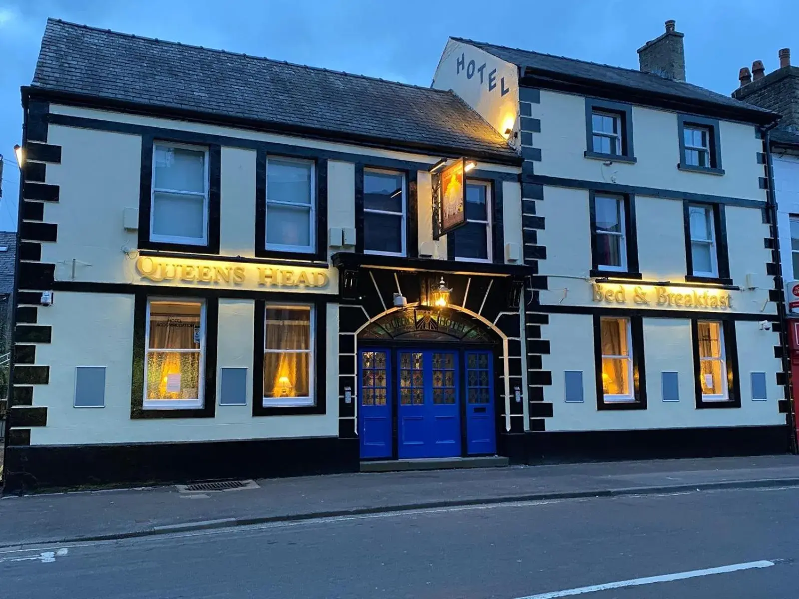 Property building in The Queen's Head Hotel Property building in The Queen's Head Hotel