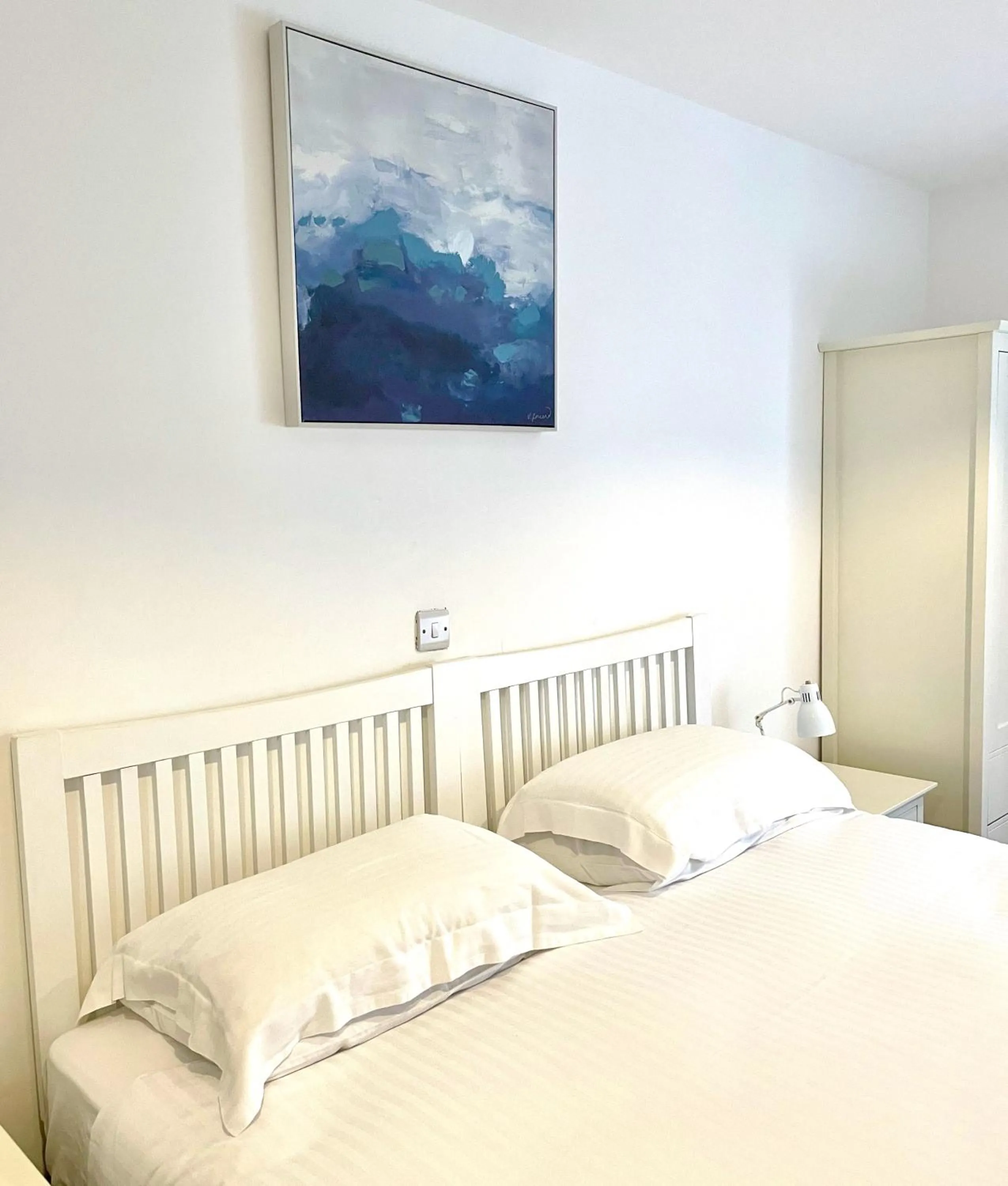 Bed in The Queen's Head Hotel