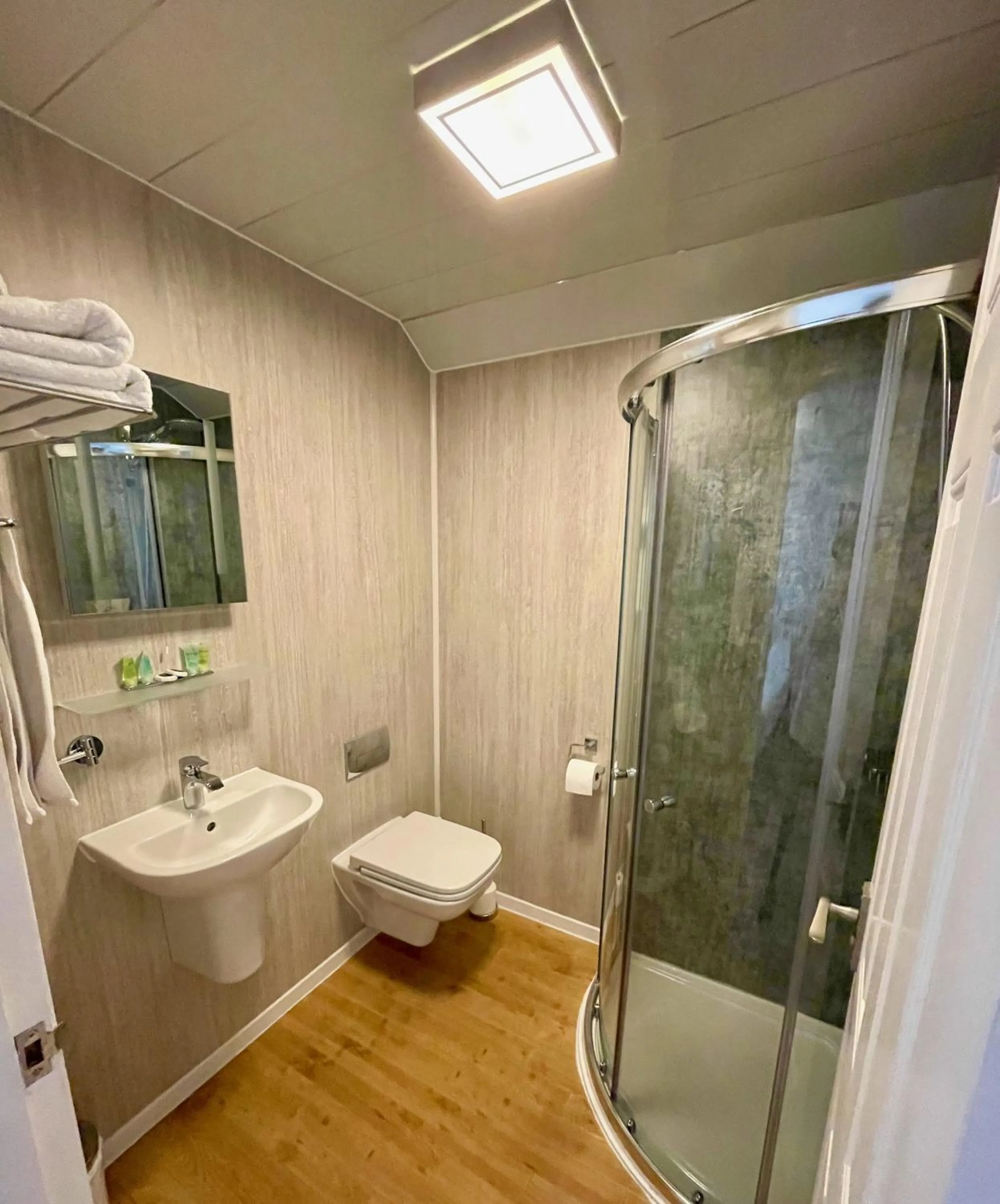 Shower in The Queen's Head Hotel