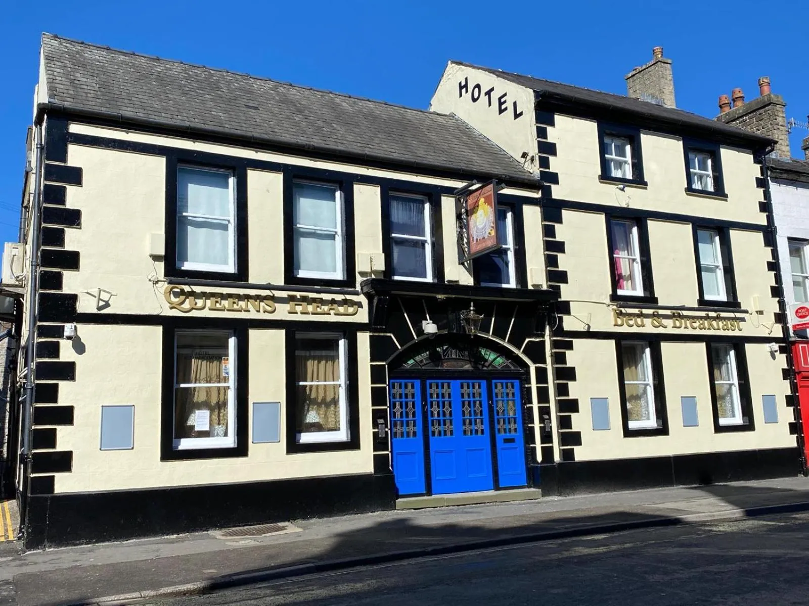 Property building in The Queen's Head Hotel