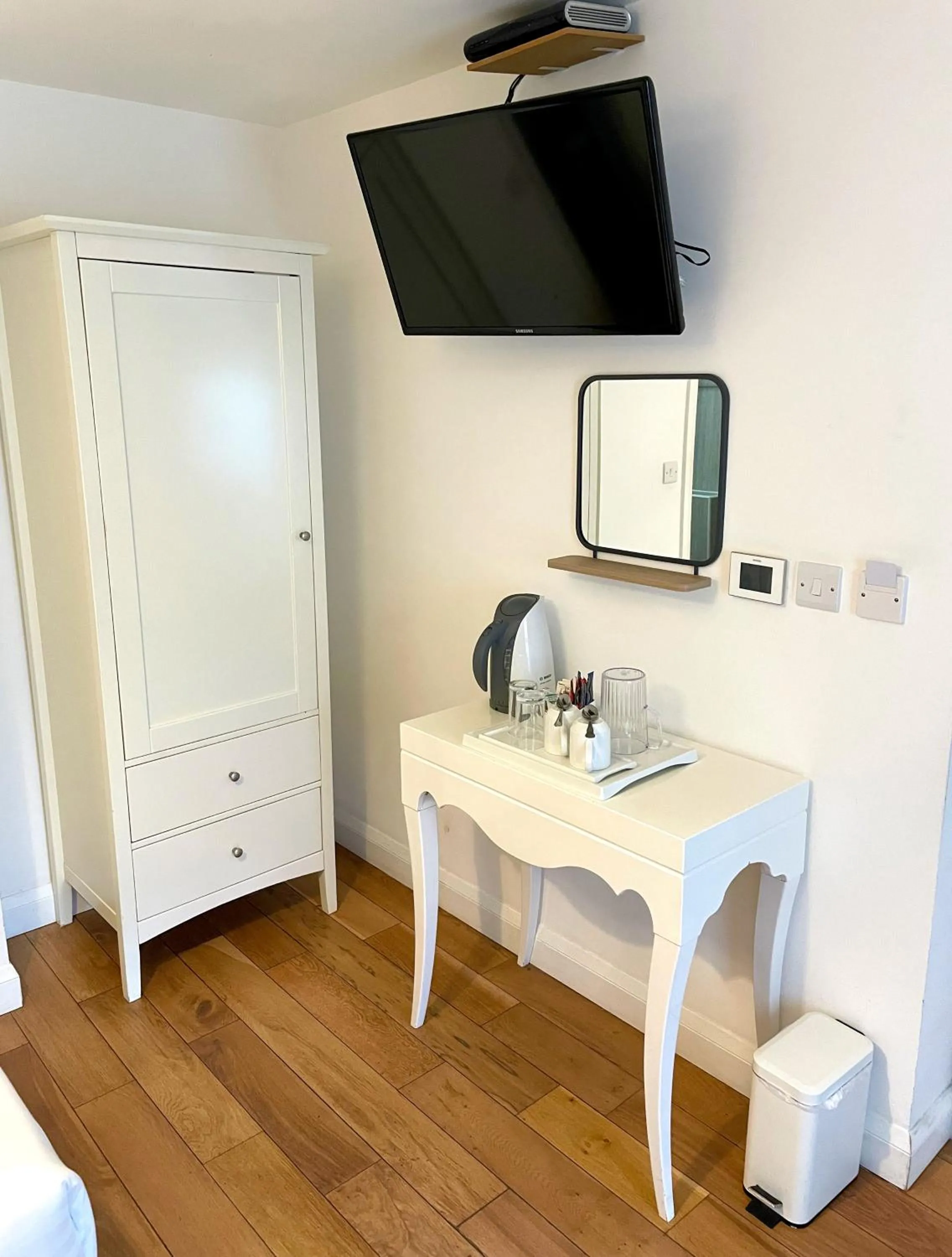 Bedroom in The Queen's Head Hotel