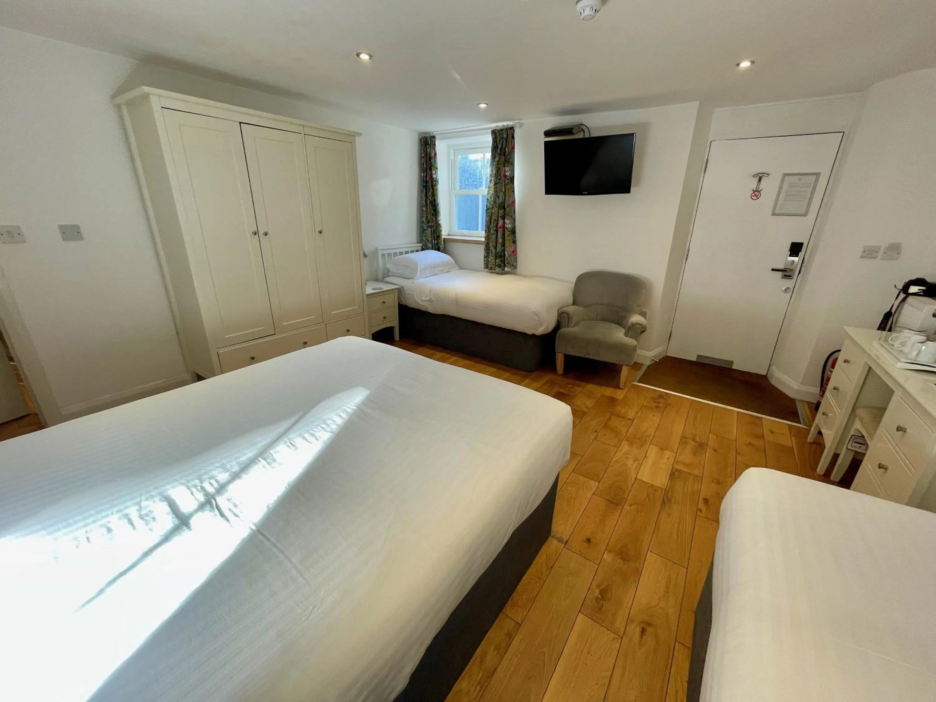 Bed in The Queen's Head Hotel