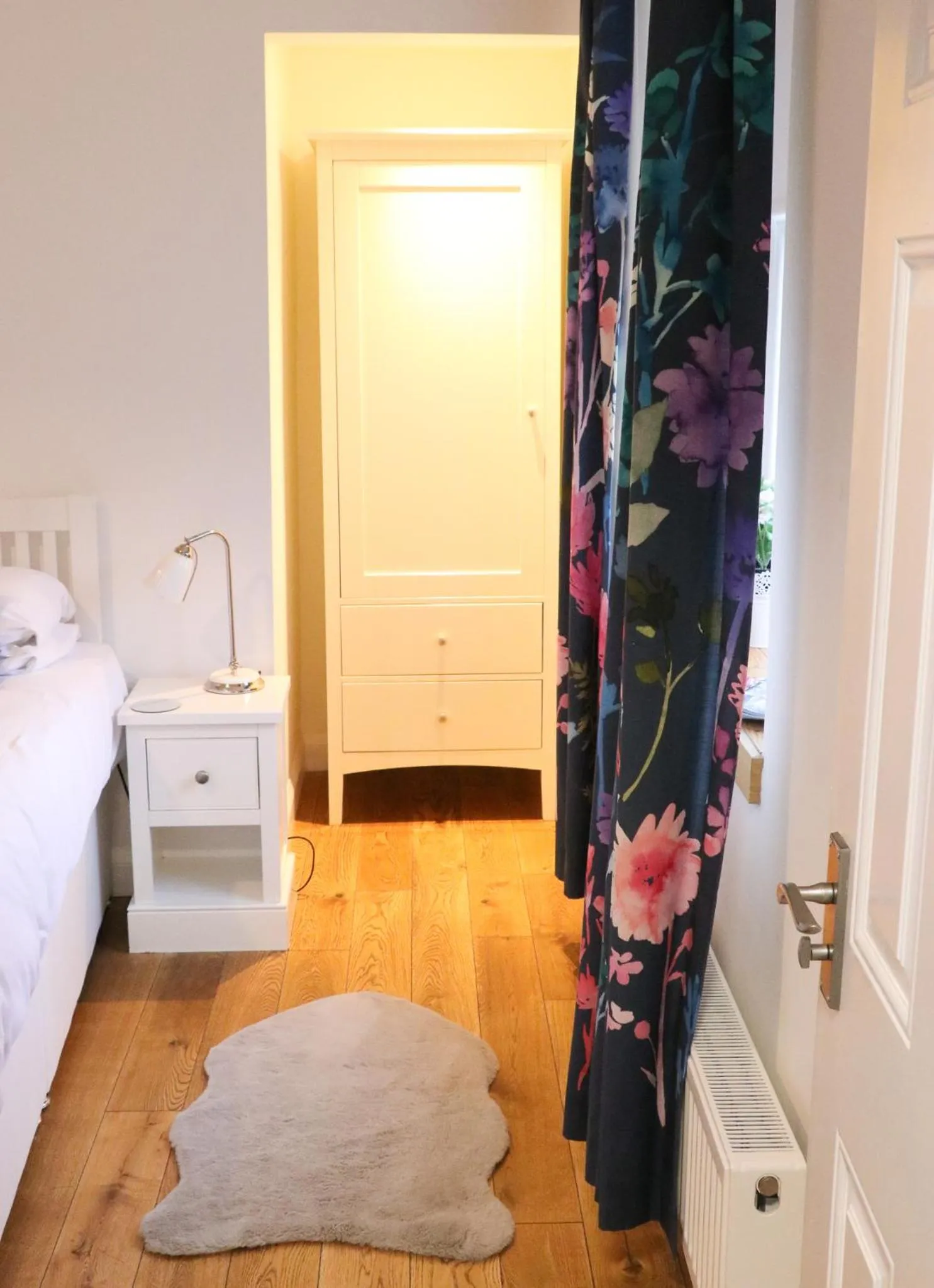 wardrobe, Bed in The Queen's Head Hotel