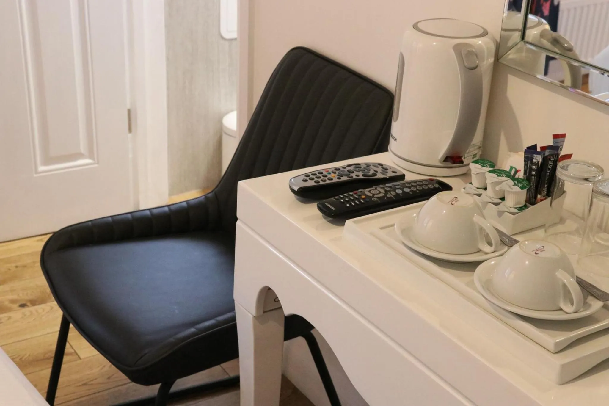Coffee/tea facilities in The Queen's Head Hotel