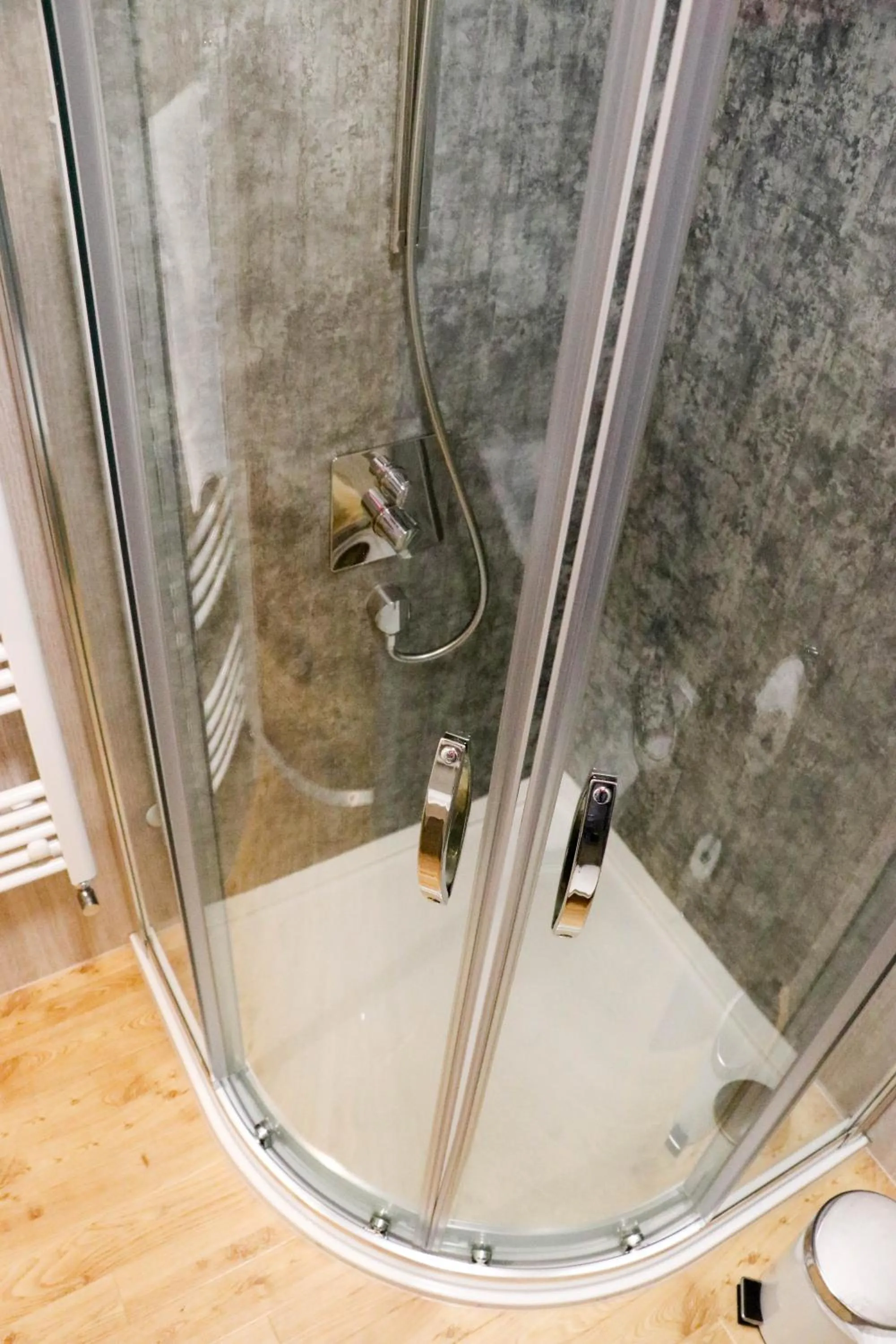 Shower in The Queen's Head Hotel