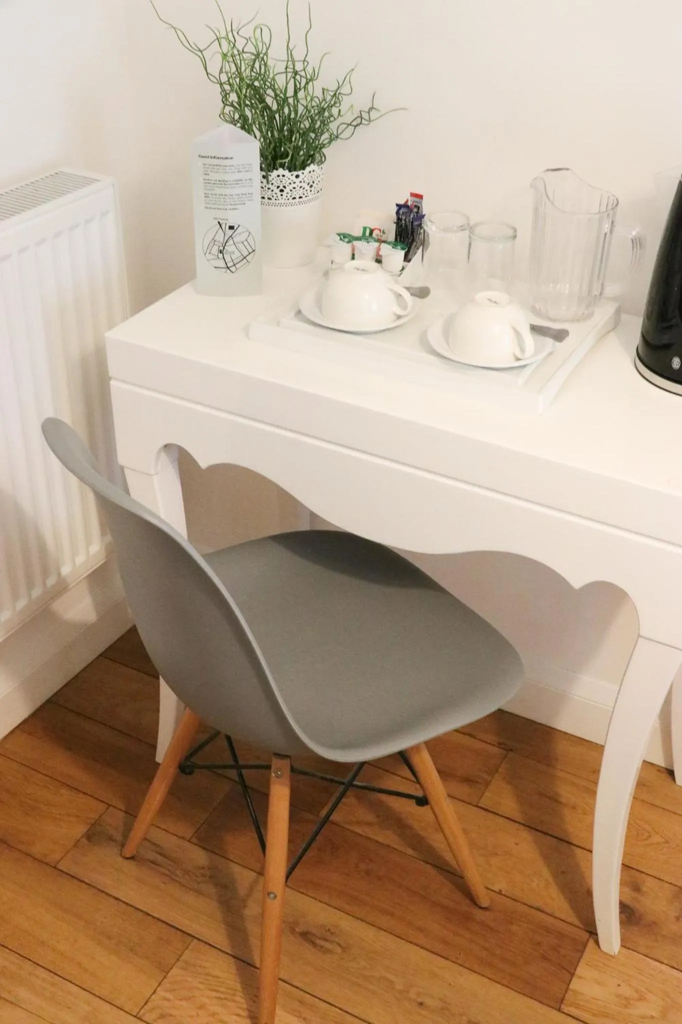 Coffee/tea facilities in The Queen's Head Hotel