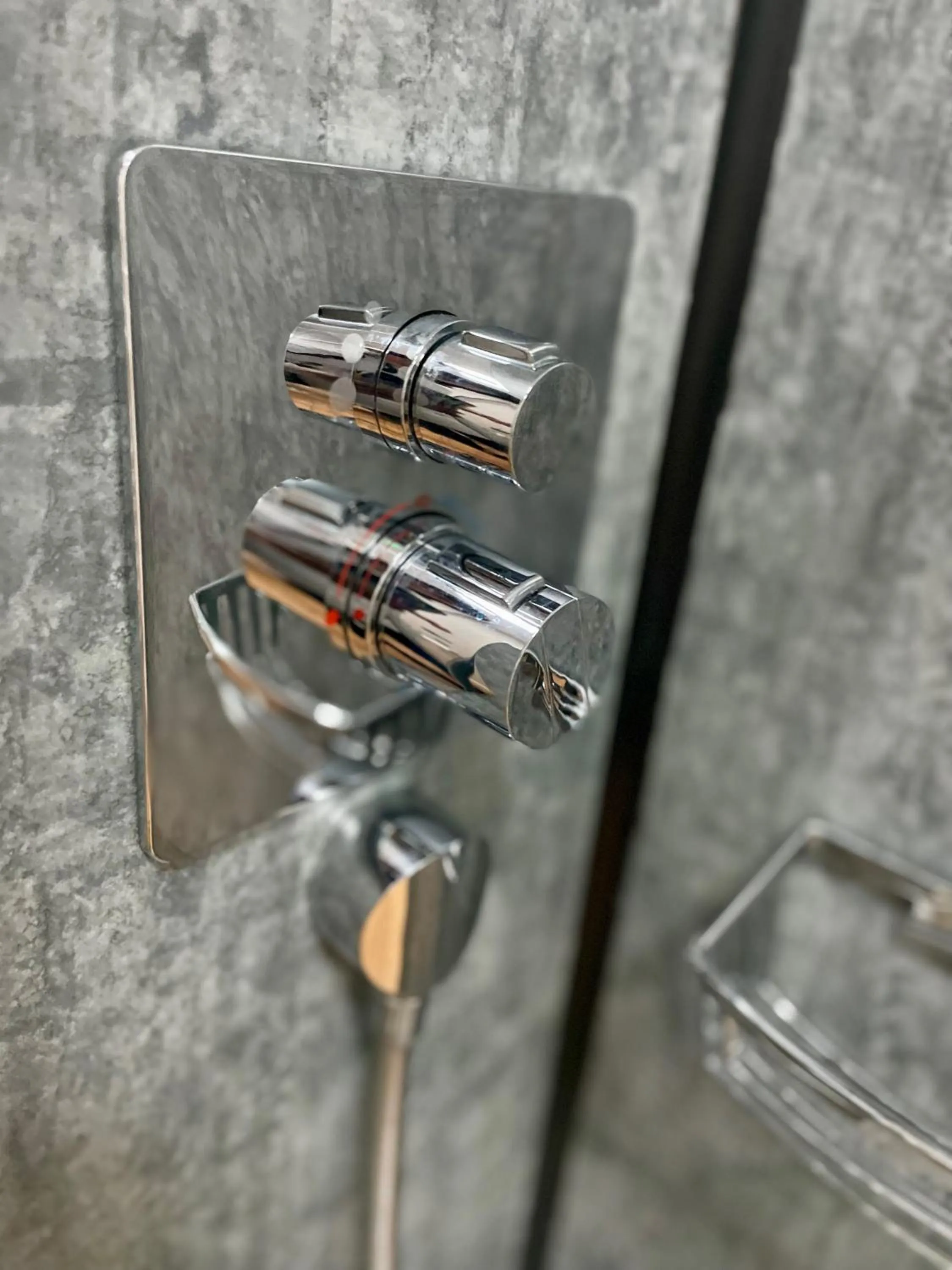 Shower in The Queen's Head Hotel