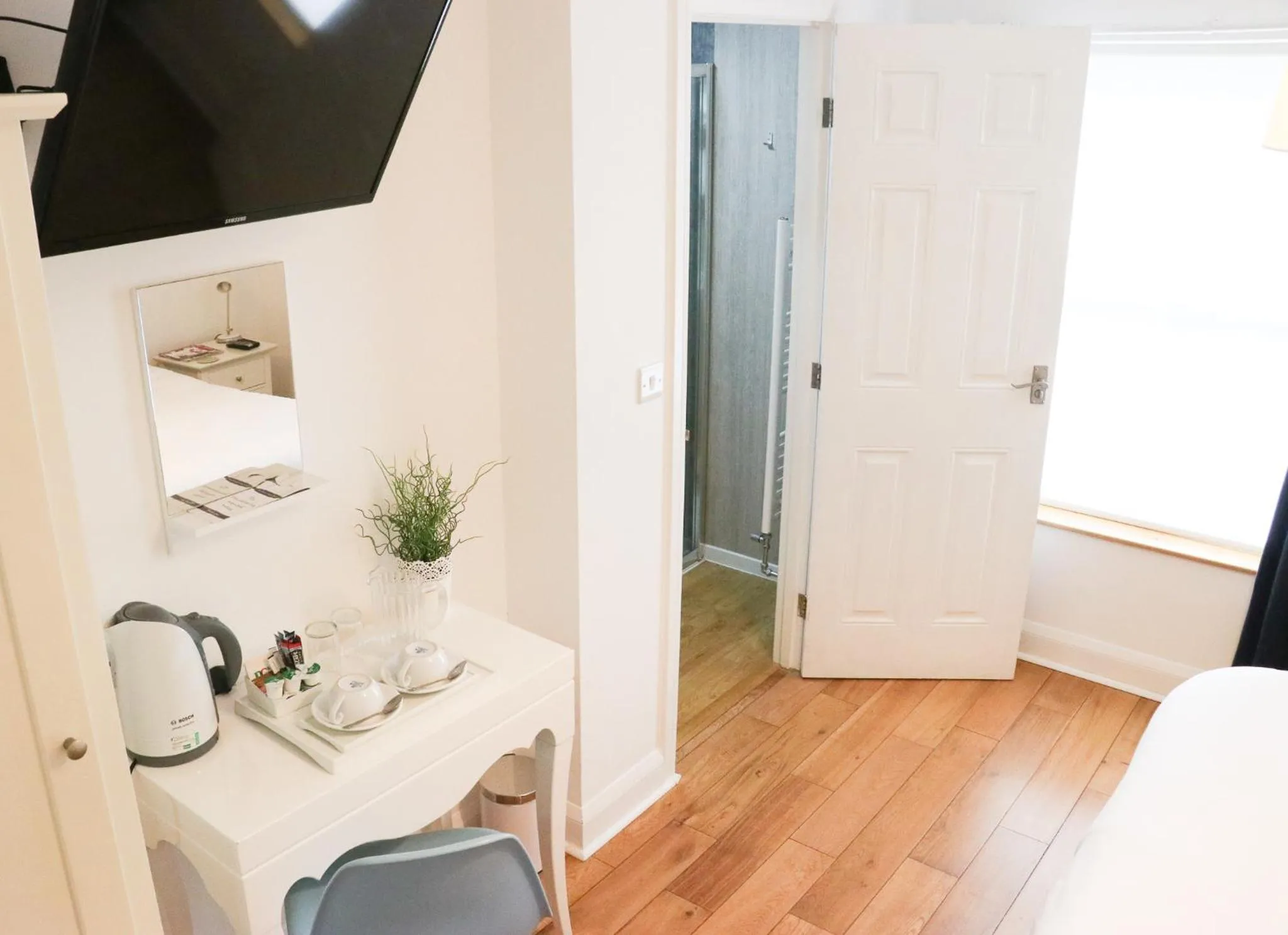 Photo of the whole room in The Queen's Head Hotel