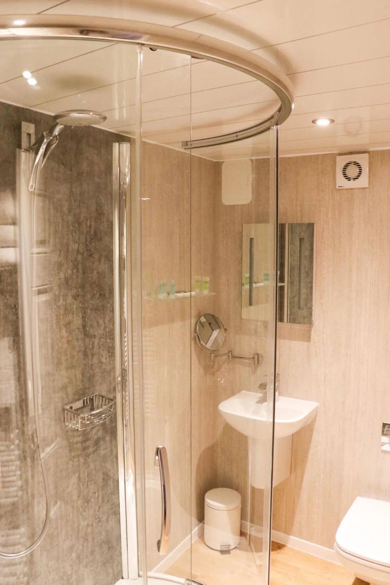 Bathroom in The Queen's Head Hotel