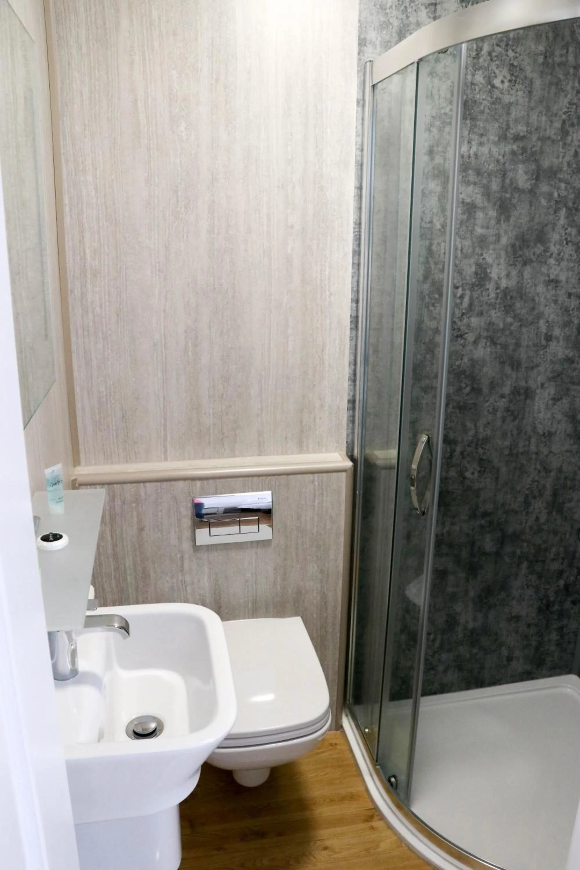 Bathroom in The Queen's Head Hotel