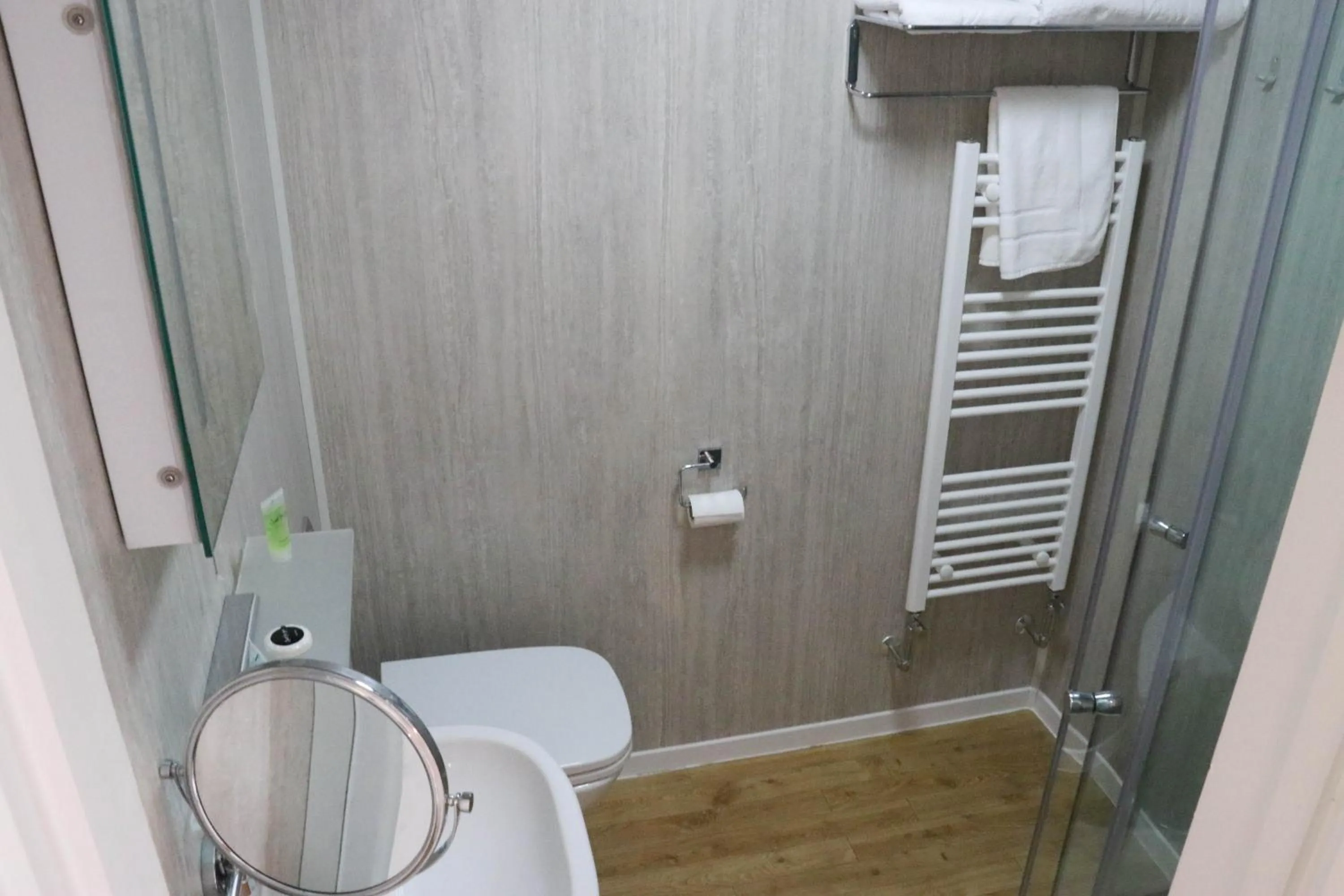 Toilet in The Queen's Head Hotel