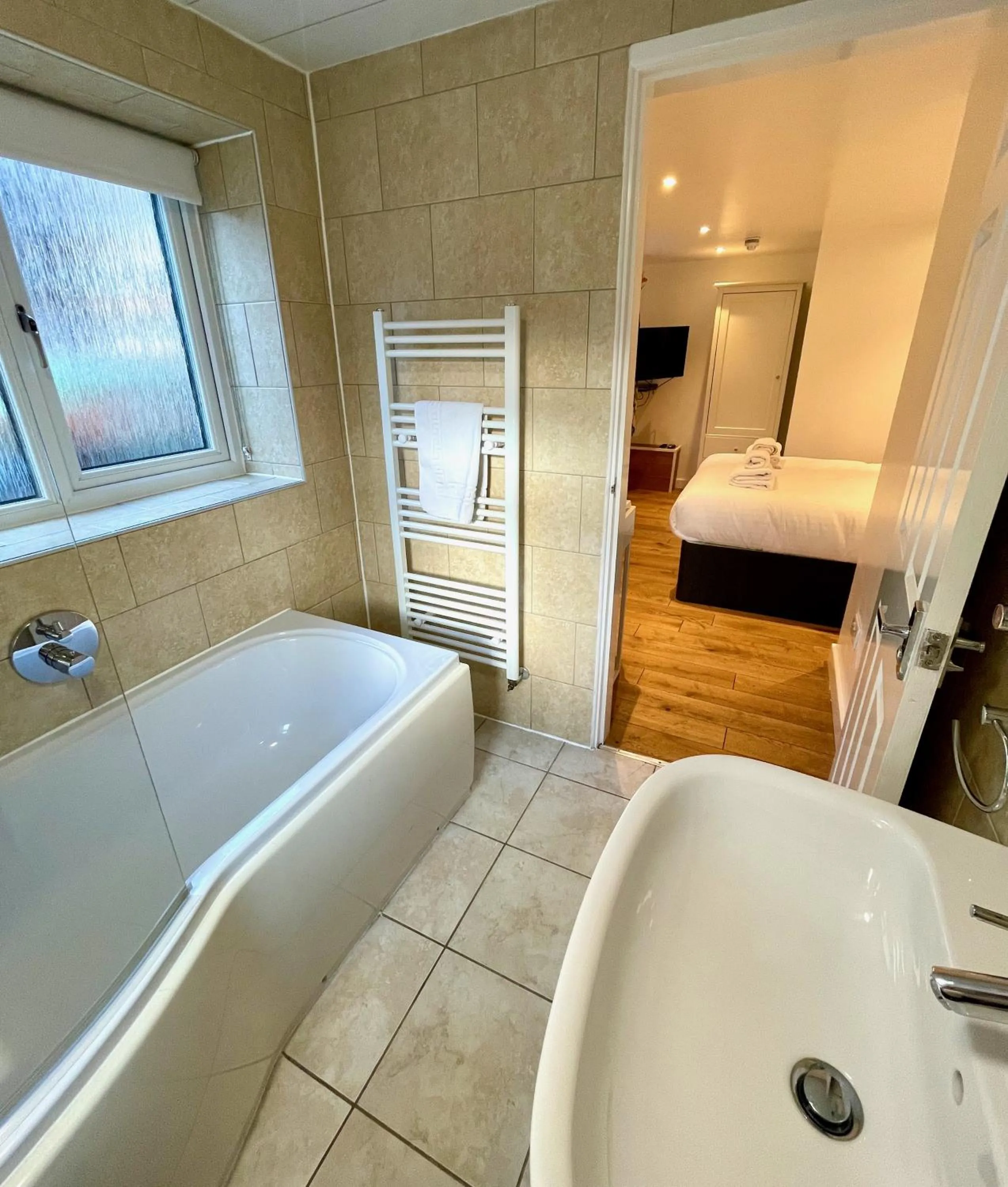 Bathroom, Bed in The Queen's Head Hotel