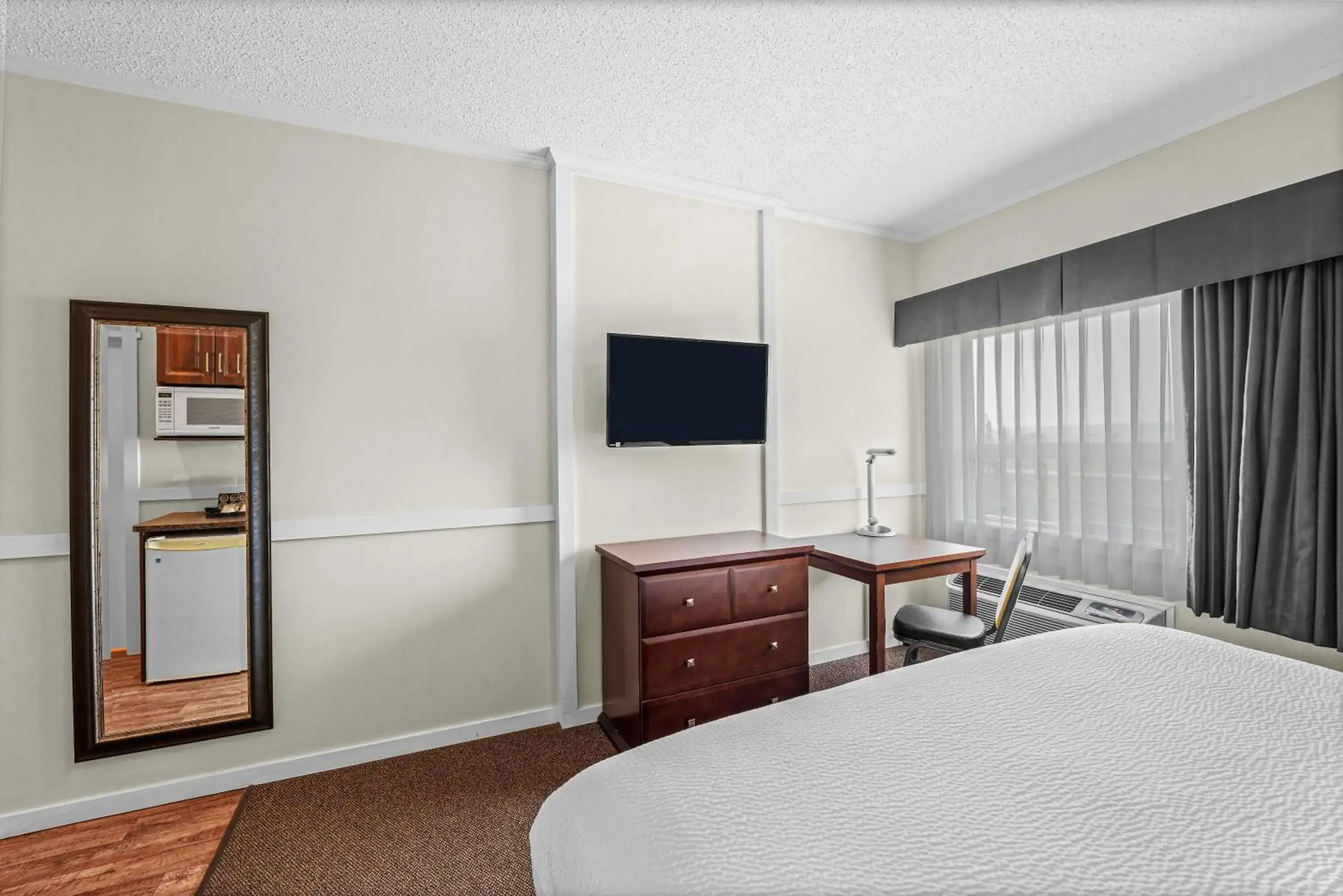 King Room - Non-Smoking in Days Inn by Wyndham Lamont King Room - Non-Smoking in Days Inn by Wyndham Lamont